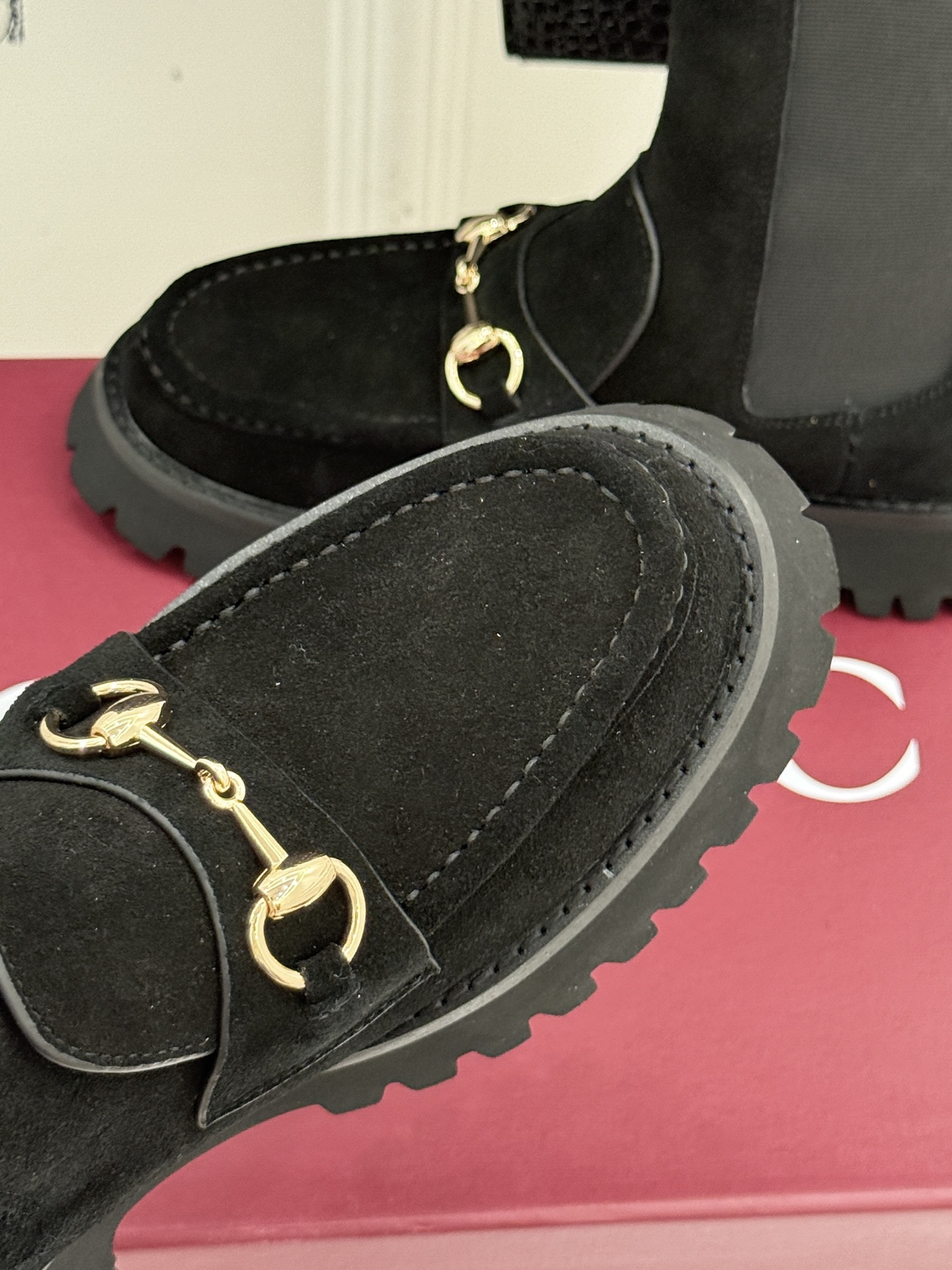 Gucci/古驰25WF秋冬新品马衔扣厚底切尔西短靴标志性马衔扣以浅金色调闪耀鞋面如同一匹骏马 在时尚的