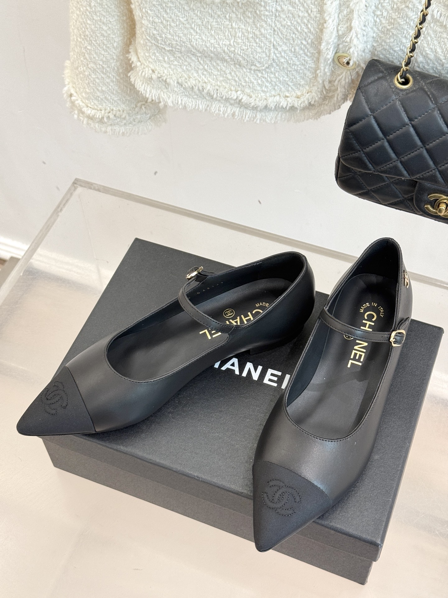 CHANE*｜小香25K拼色尖头平底玛丽珍鞋经典黑白拼色 将优雅与酷飒融合尖头设计线条利落 轻轻一穿拉长