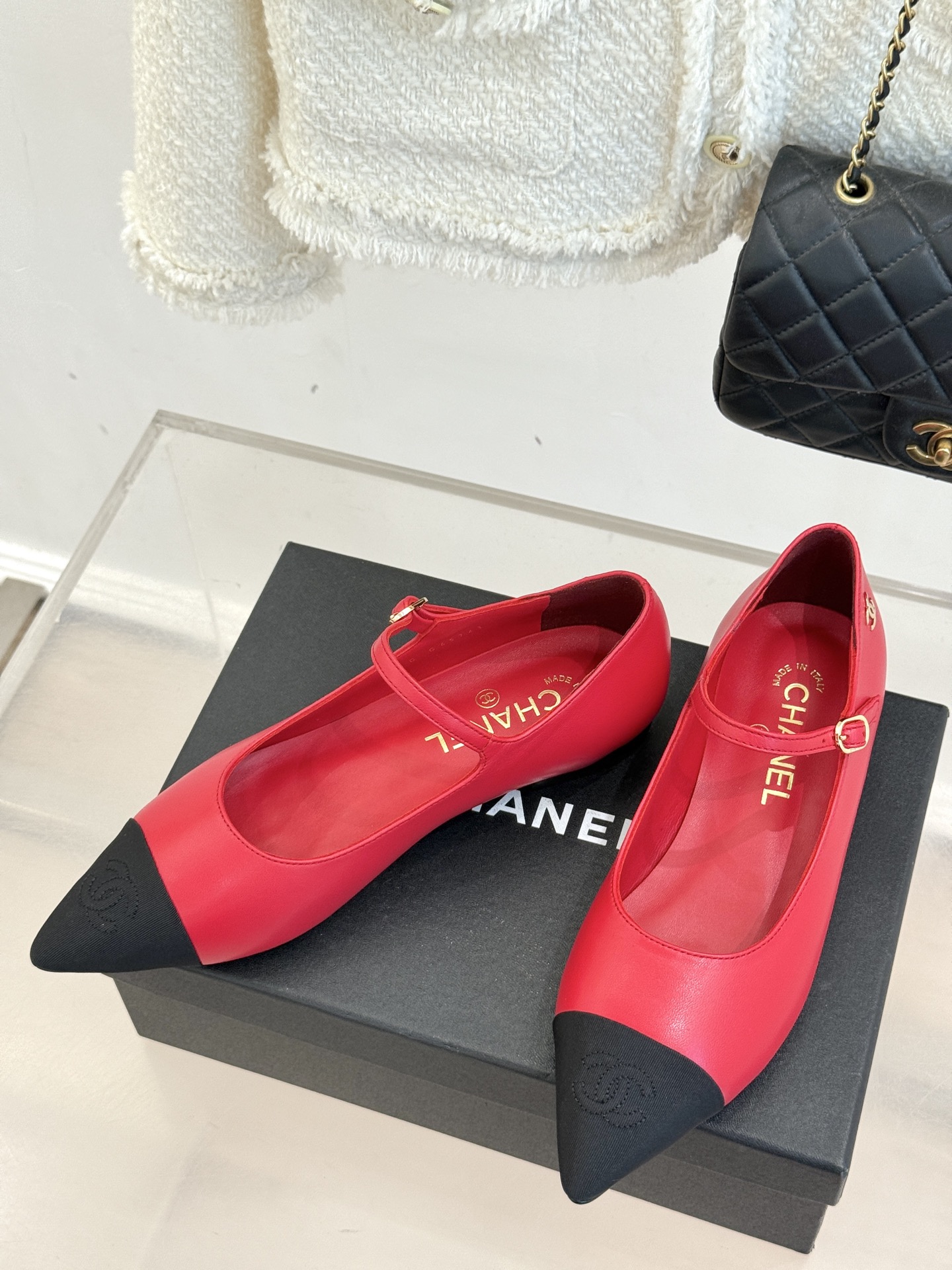 CHANE*｜小香25K拼色尖头平底玛丽珍鞋经典黑白拼色 将优雅与酷飒融合尖头设计线条利落 轻轻一穿拉长