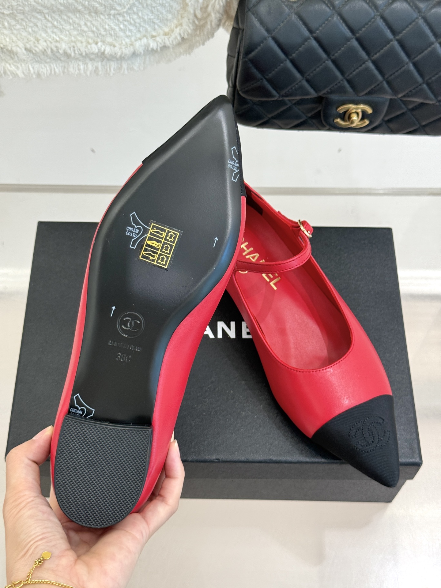 CHANE*｜小香25K拼色尖头平底玛丽珍鞋经典黑白拼色 将优雅与酷飒融合尖头设计线条利落 轻轻一穿拉长