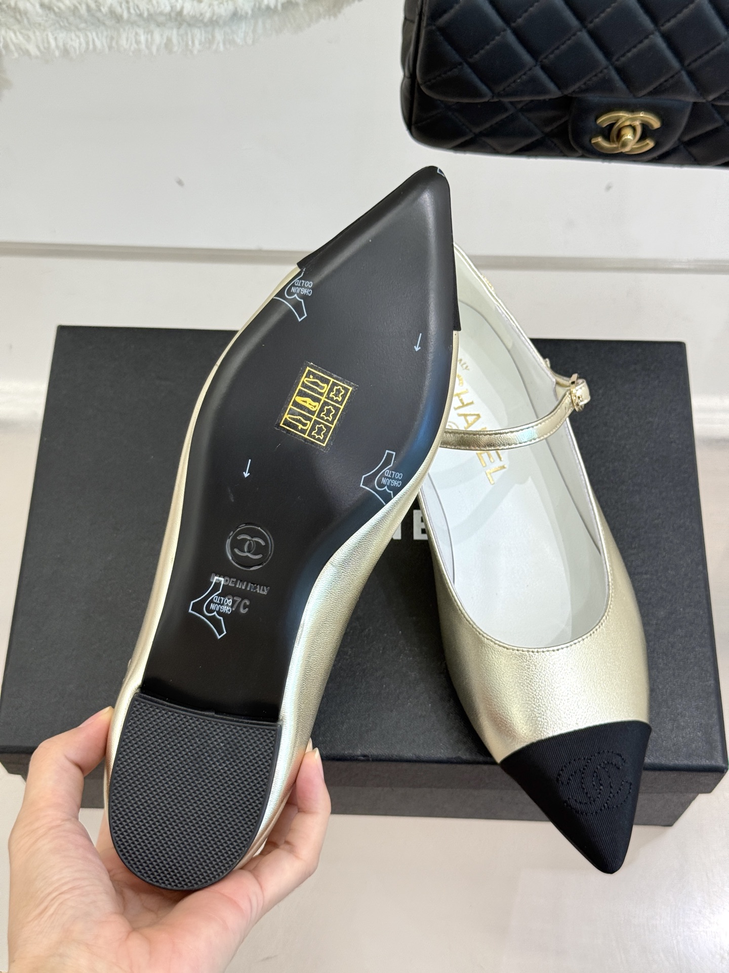CHANE*｜小香25K拼色尖头平底玛丽珍鞋经典黑白拼色 将优雅与酷飒融合尖头设计线条利落 轻轻一穿拉长