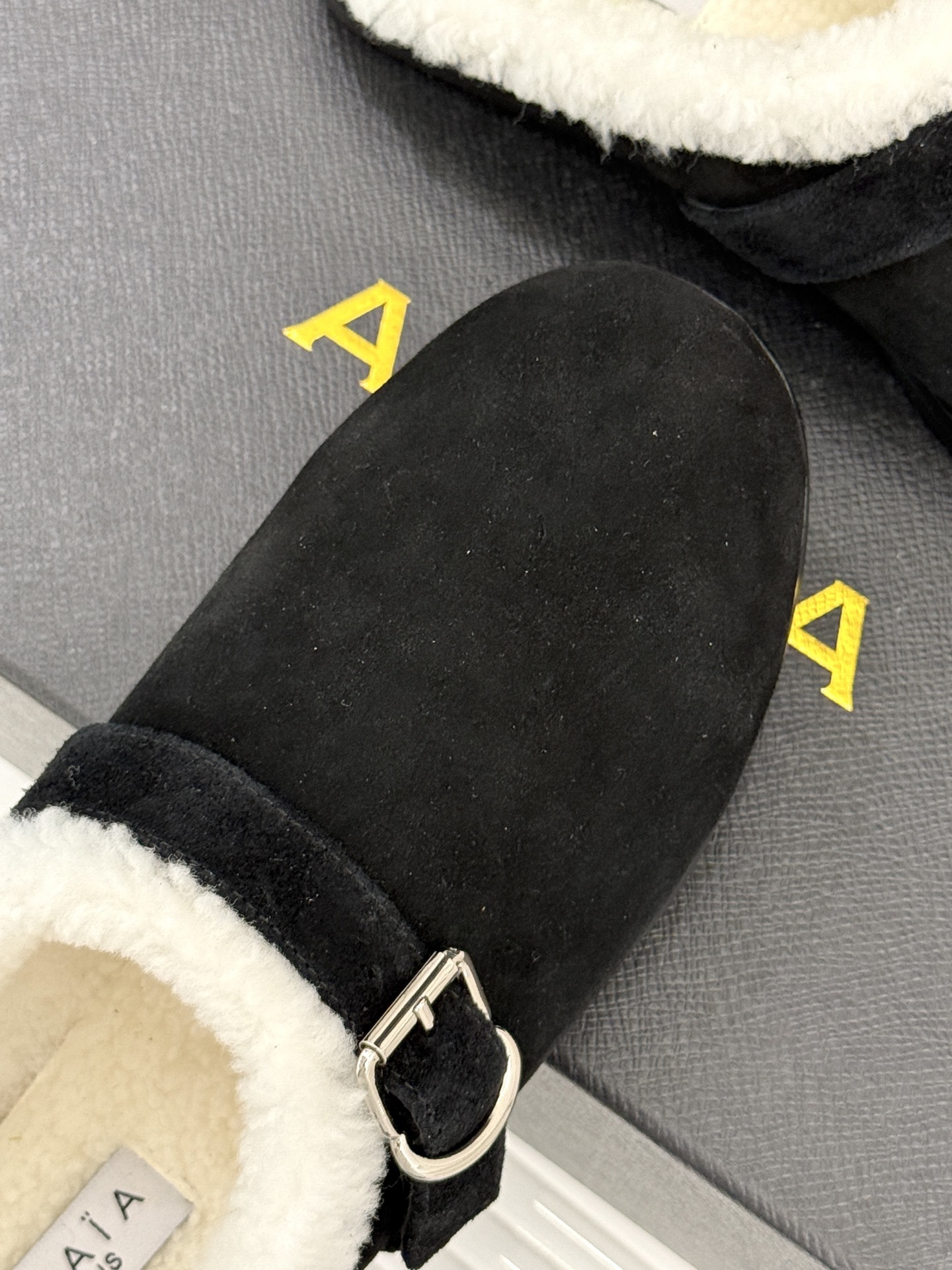 ALAIA/阿莱亚25WF皮带扣复古包头半拖毛拖这双毛拖无疑是先锋美学与慵懒格调的惊艳融合。标志性的AL