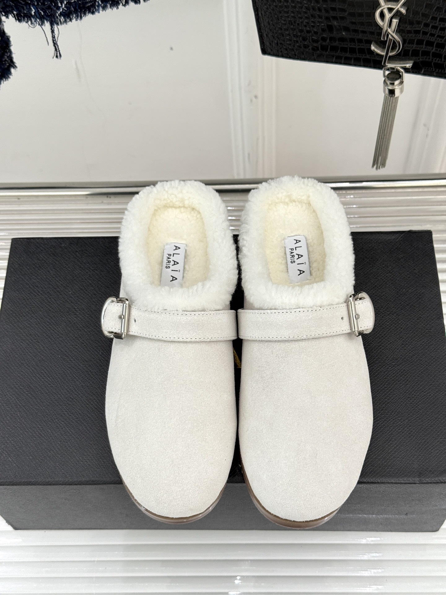 ALAIA/阿莱亚25WF皮带扣复古包头半拖毛拖这双毛拖无疑是先锋美学与慵懒格调的惊艳融合。标志性的AL