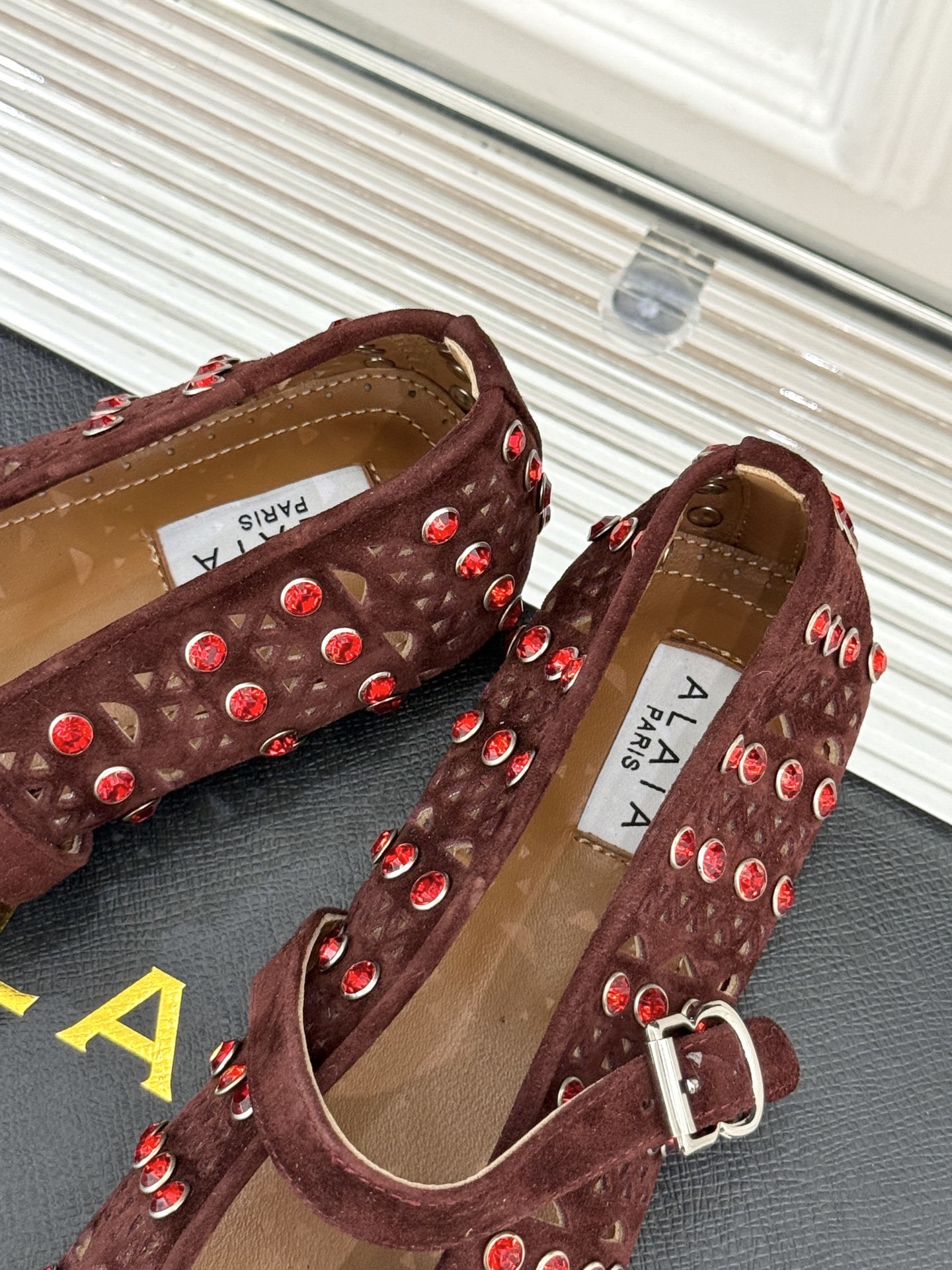 ALAIA/阿莱亚25WF新品水钻镂空玛丽珍鞋当ALAIA的匠心邂逅玛丽珍鞋的经典轮廓便诞生了这双兼具优