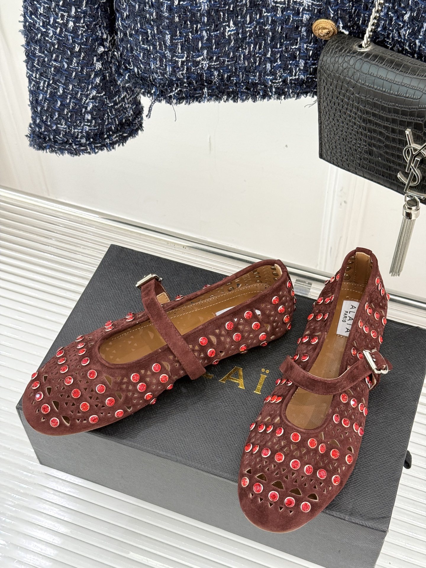 ALAIA/阿莱亚25WF新品水钻镂空玛丽珍鞋当ALAIA的匠心邂逅玛丽珍鞋的经典轮廓便诞生了这双兼具优