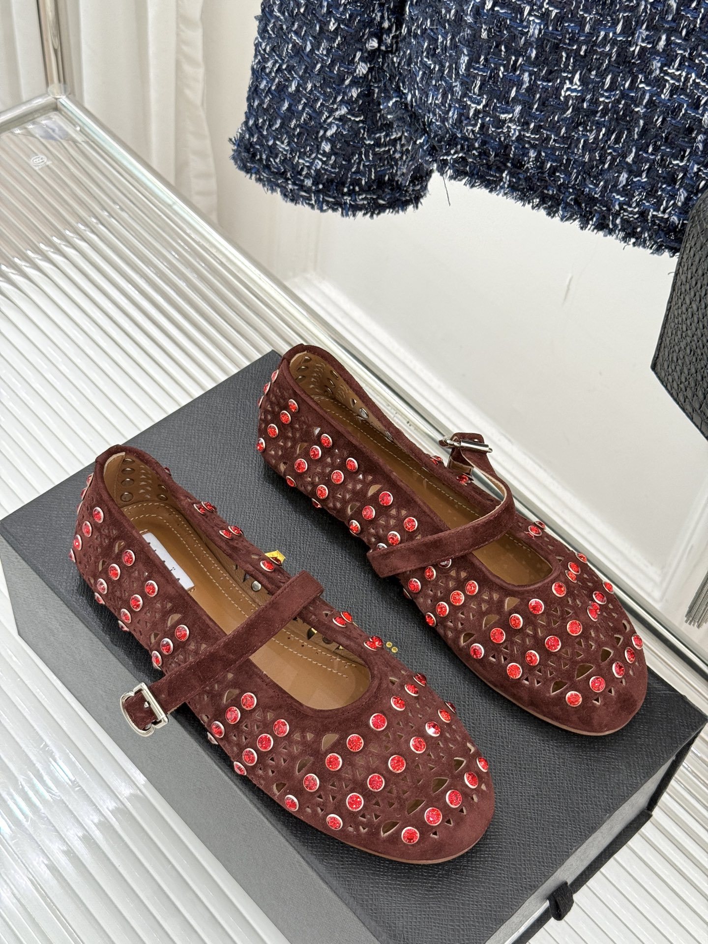 ALAIA/阿莱亚25WF新品水钻镂空玛丽珍鞋当ALAIA的匠心邂逅玛丽珍鞋的经典轮廓便诞生了这双兼具优