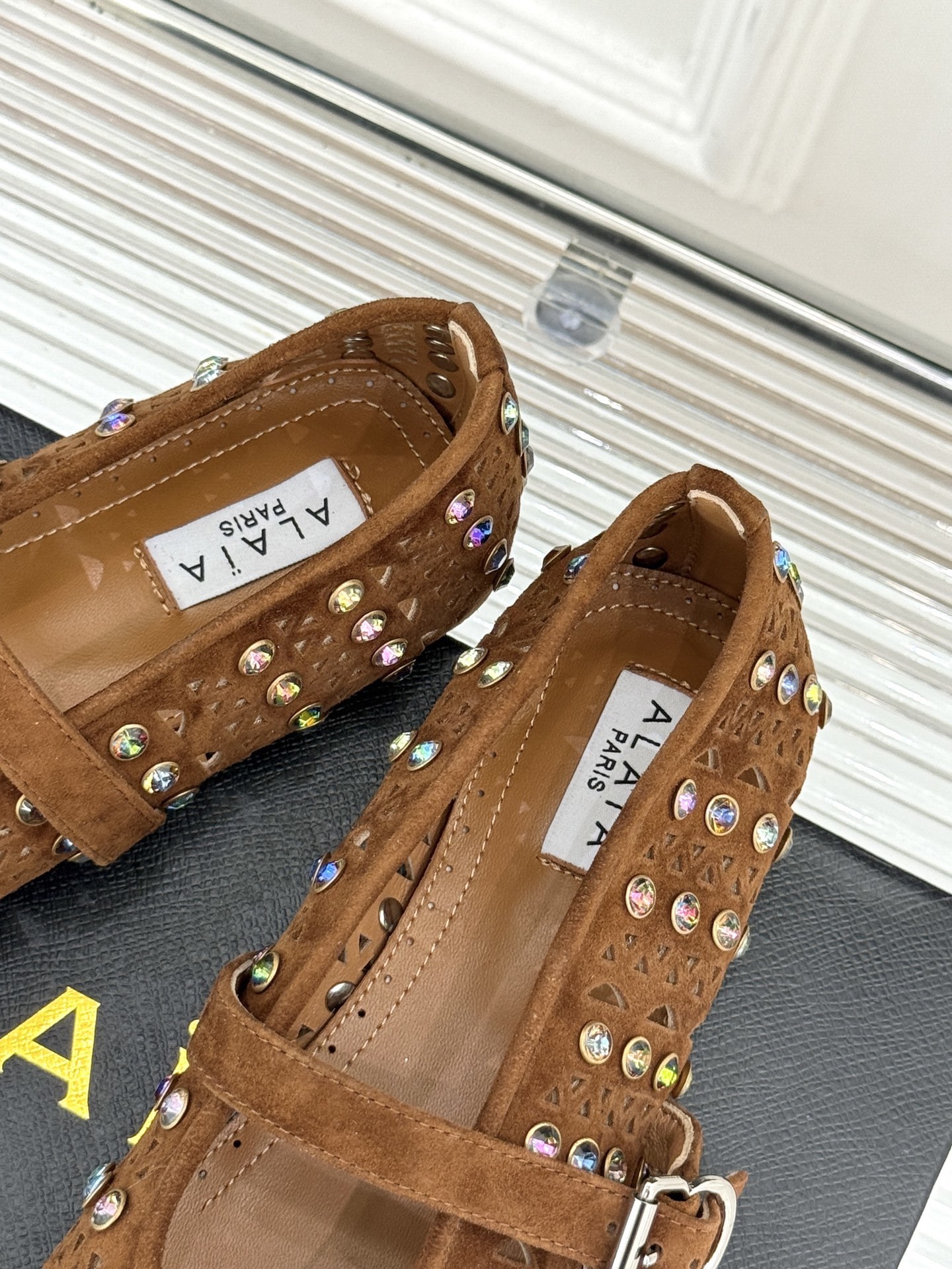 ALAIA/阿莱亚25WF新品水钻镂空玛丽珍鞋当ALAIA的匠心邂逅玛丽珍鞋的经典轮廓便诞生了这双兼具优