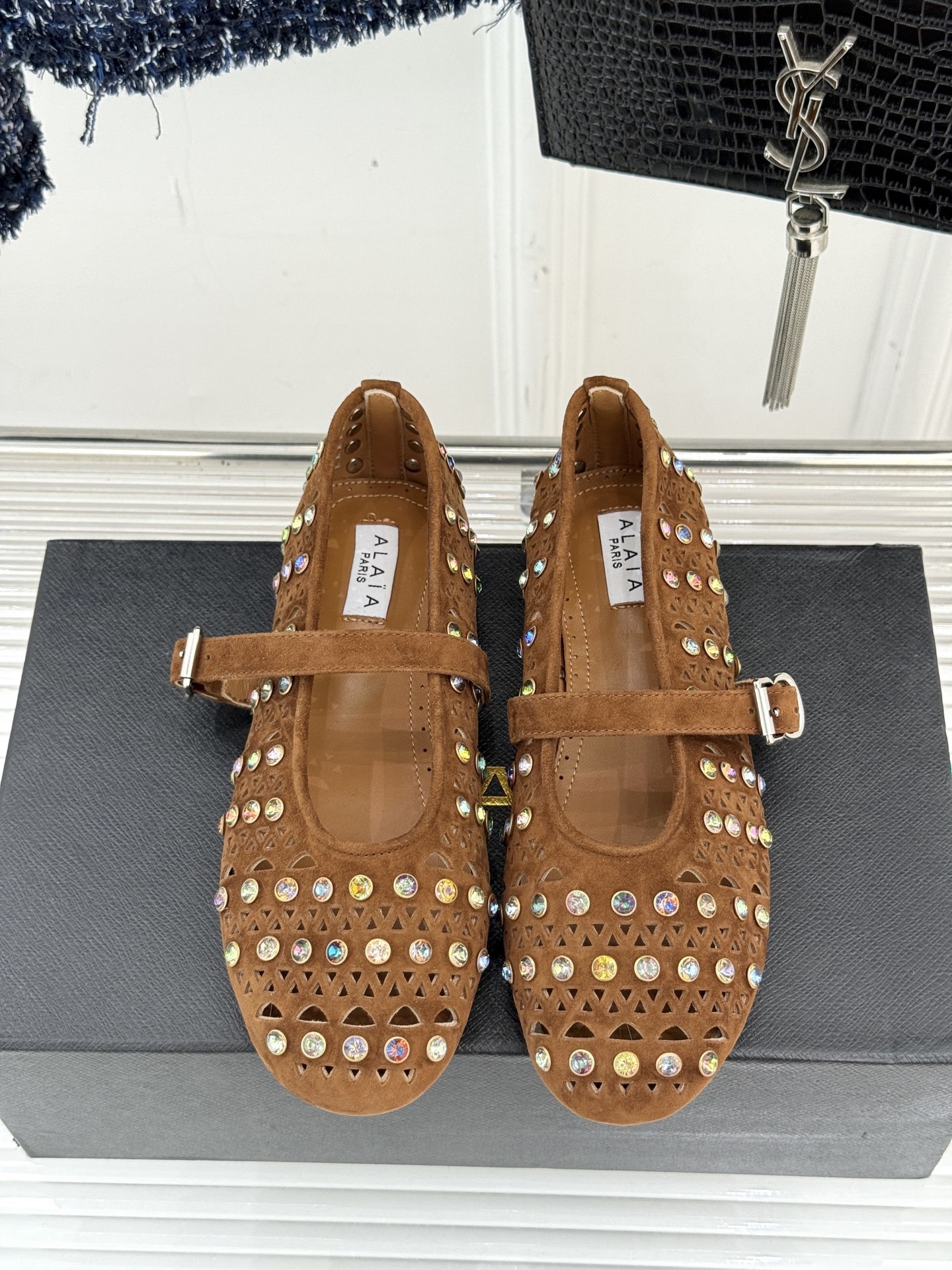 ALAIA/阿莱亚25WF新品水钻镂空玛丽珍鞋当ALAIA的匠心邂逅玛丽珍鞋的经典轮廓便诞生了这双兼具优