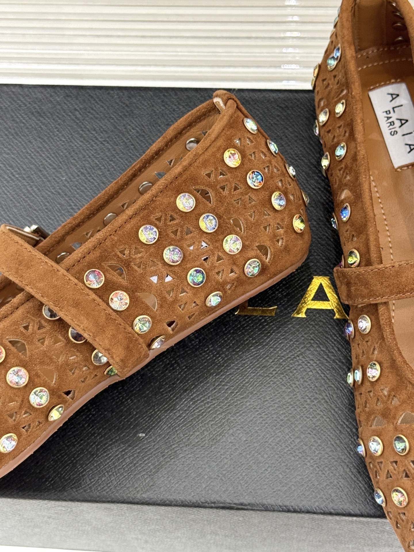 ALAIA/阿莱亚25WF新品水钻镂空玛丽珍鞋当ALAIA的匠心邂逅玛丽珍鞋的经典轮廓便诞生了这双兼具优