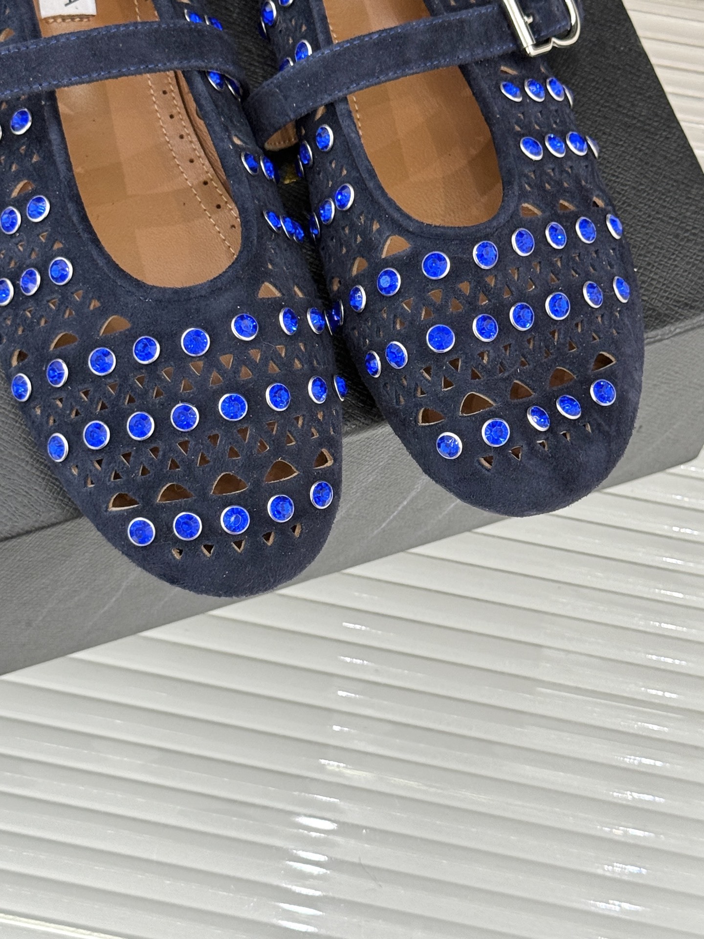 ALAIA/阿莱亚25WF新品水钻镂空玛丽珍鞋当ALAIA的匠心邂逅玛丽珍鞋的经典轮廓便诞生了这双兼具优