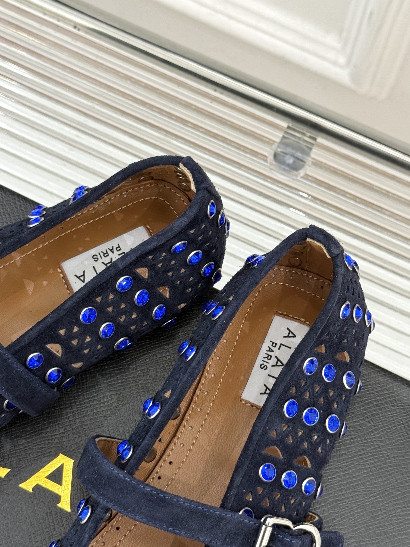 ALAIA/阿莱亚25WF新品水钻镂空玛丽珍鞋当ALAIA的匠心邂逅玛丽珍鞋的经典轮廓便诞生了这双兼具优