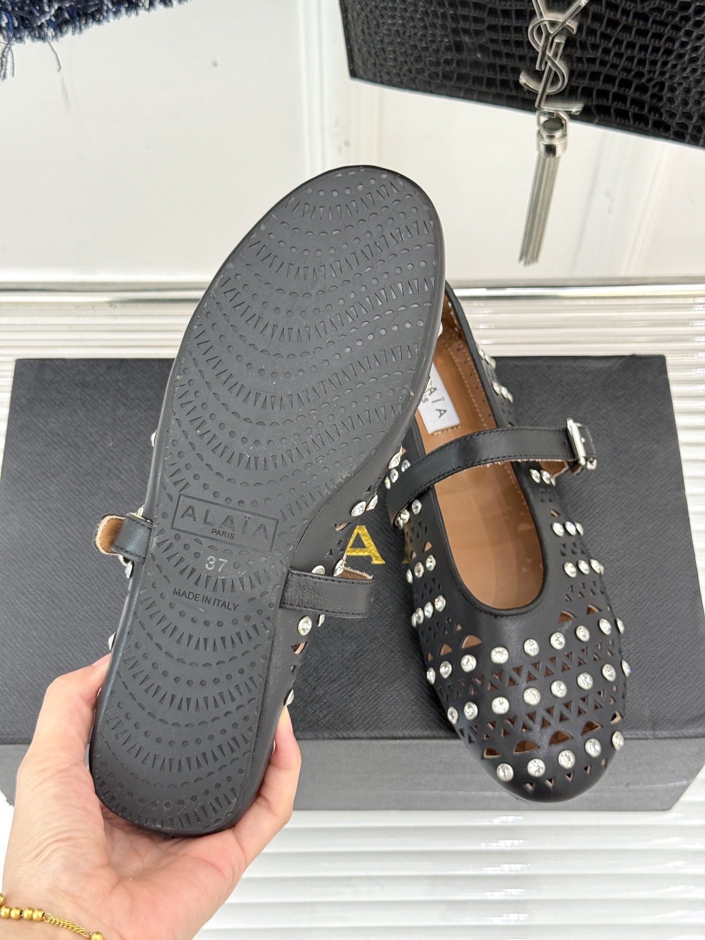 ALAIA/阿莱亚25WF新品水钻镂空玛丽珍鞋当ALAIA的匠心邂逅玛丽珍鞋的经典轮廓便诞生了这双兼具优