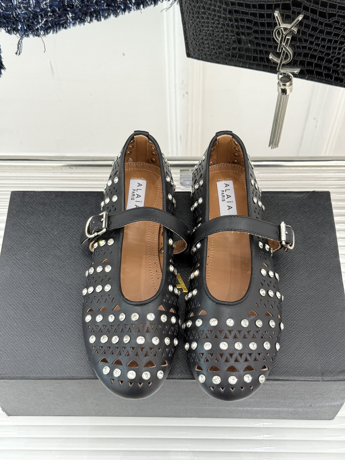 ALAIA/阿莱亚25WF新品水钻镂空玛丽珍鞋当ALAIA的匠心邂逅玛丽珍鞋的经典轮廓便诞生了这双兼具优