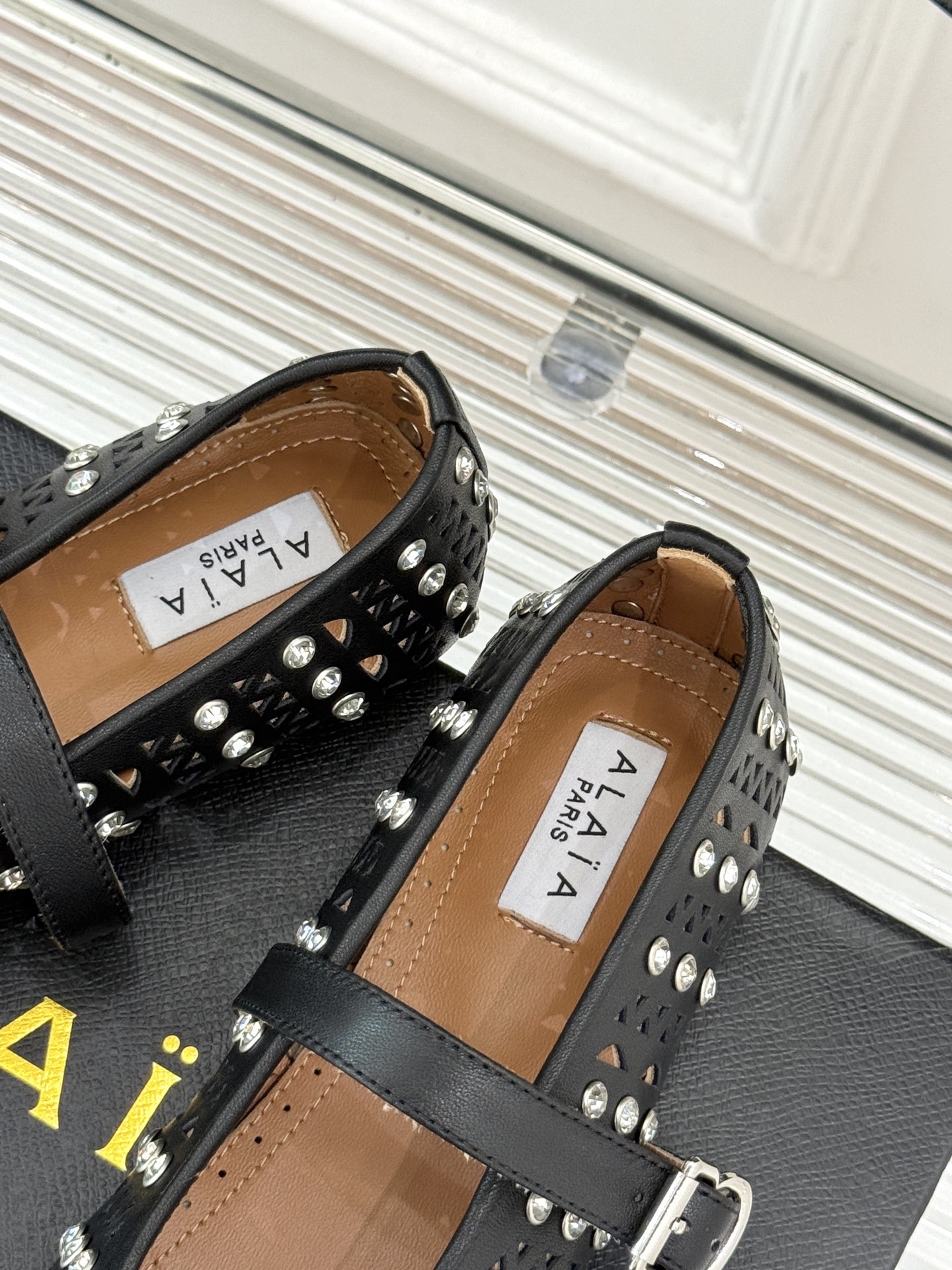 ALAIA/阿莱亚25WF新品水钻镂空玛丽珍鞋当ALAIA的匠心邂逅玛丽珍鞋的经典轮廓便诞生了这双兼具优