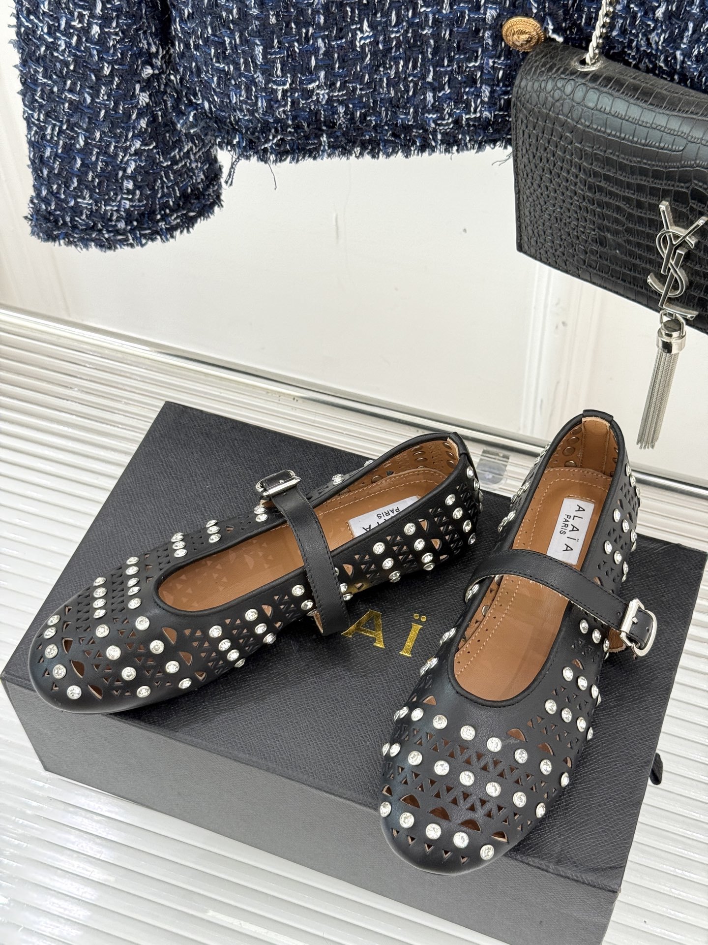 ALAIA/阿莱亚25WF新品水钻镂空玛丽珍鞋当ALAIA的匠心邂逅玛丽珍鞋的经典轮廓便诞生了这双兼具优