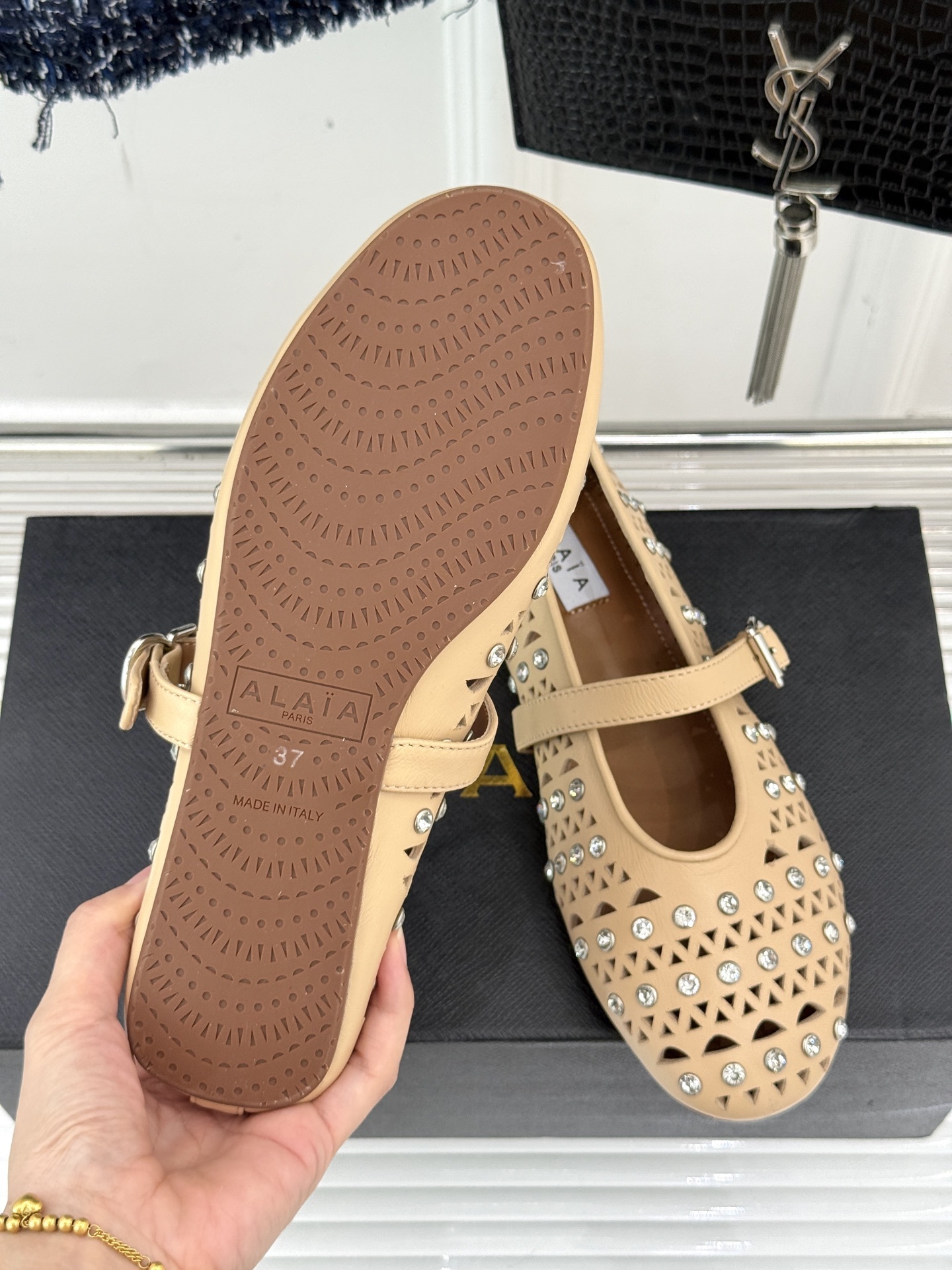 ALAIA/阿莱亚25WF新品水钻镂空玛丽珍鞋当ALAIA的匠心邂逅玛丽珍鞋的经典轮廓便诞生了这双兼具优