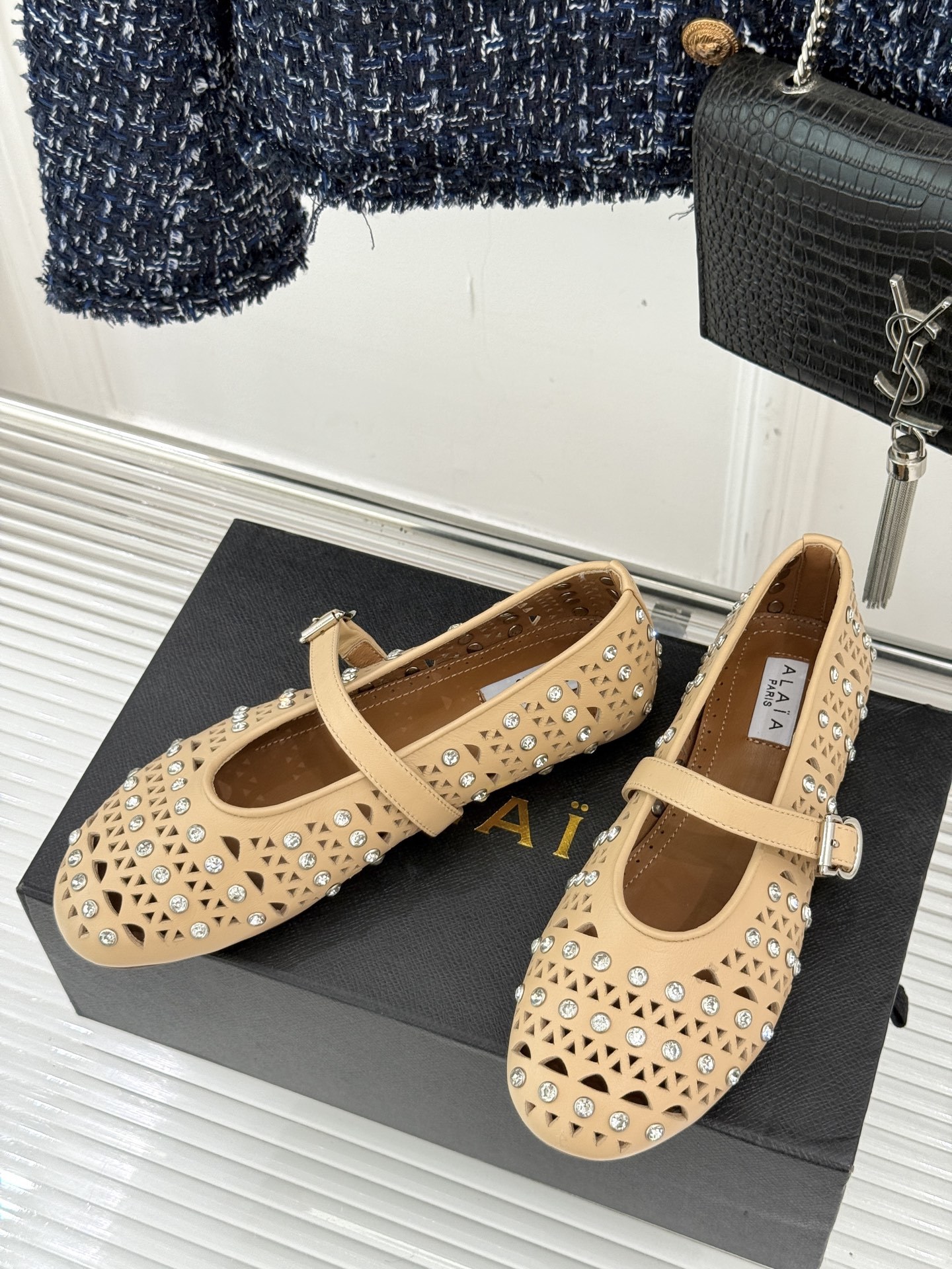 ALAIA/阿莱亚25WF新品水钻镂空玛丽珍鞋当ALAIA的匠心邂逅玛丽珍鞋的经典轮廓便诞生了这双兼具优