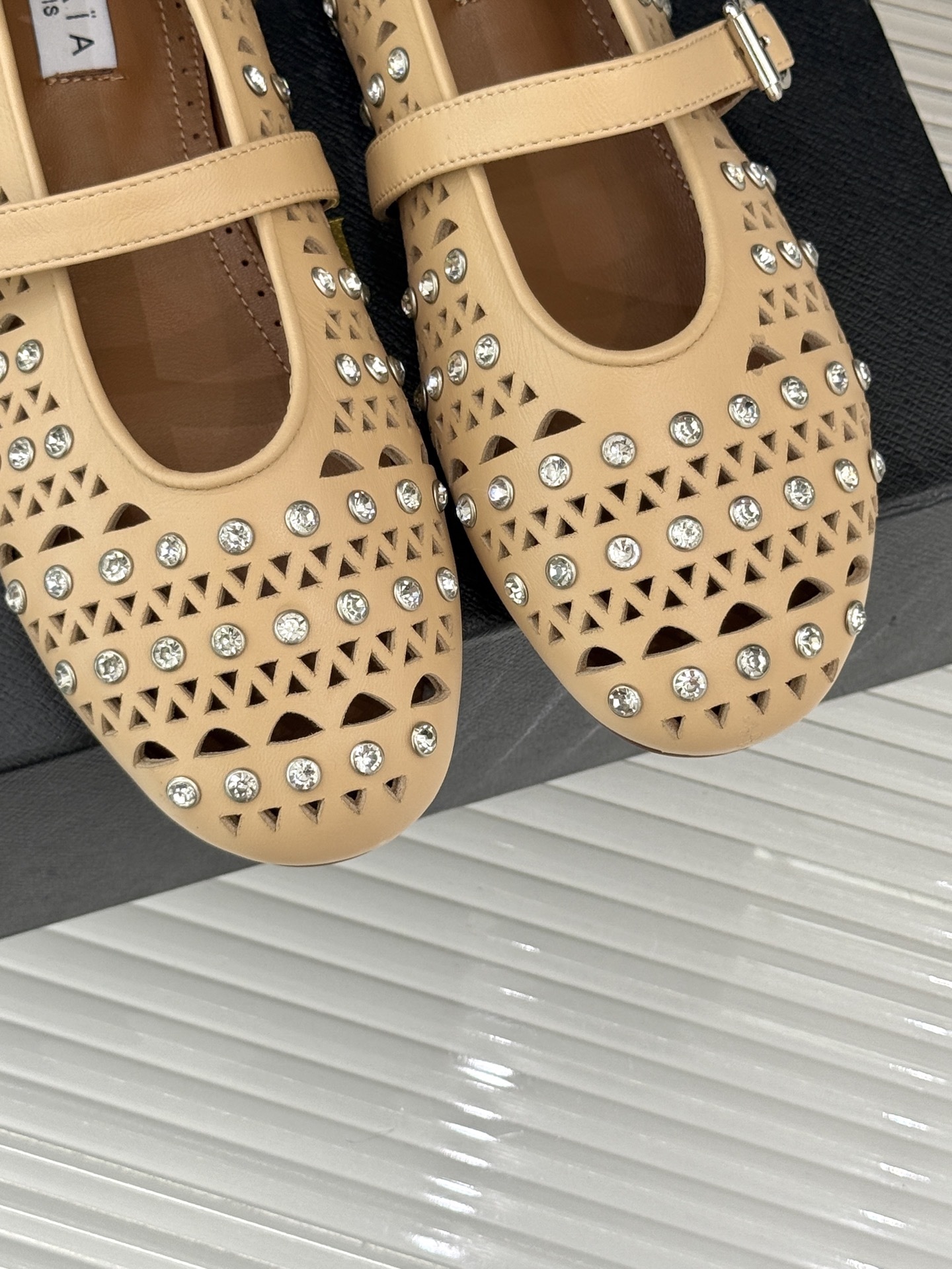 ALAIA/阿莱亚25WF新品水钻镂空玛丽珍鞋当ALAIA的匠心邂逅玛丽珍鞋的经典轮廓便诞生了这双兼具优