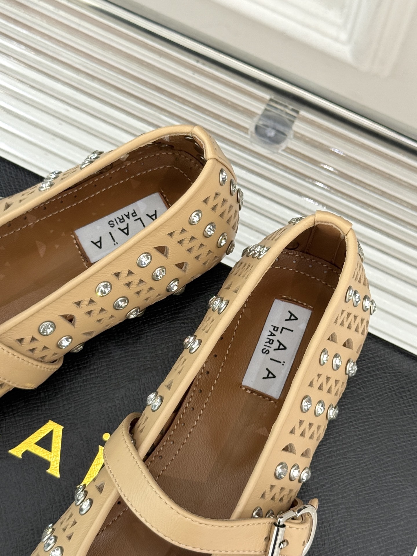ALAIA/阿莱亚25WF新品水钻镂空玛丽珍鞋当ALAIA的匠心邂逅玛丽珍鞋的经典轮廓便诞生了这双兼具优