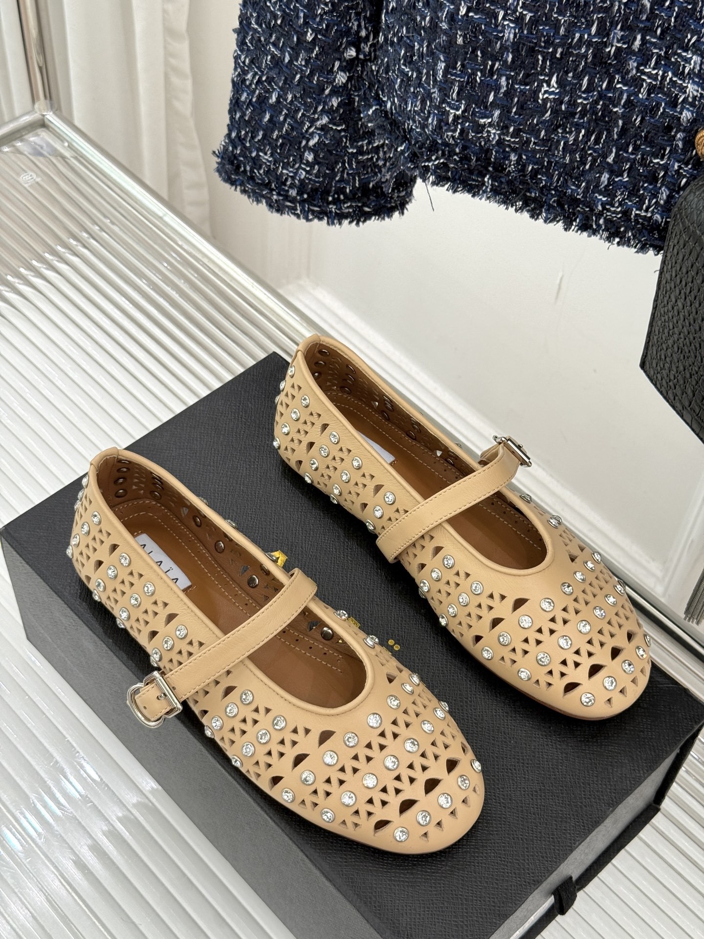 ALAIA/阿莱亚25WF新品水钻镂空玛丽珍鞋当ALAIA的匠心邂逅玛丽珍鞋的经典轮廓便诞生了这双兼具优