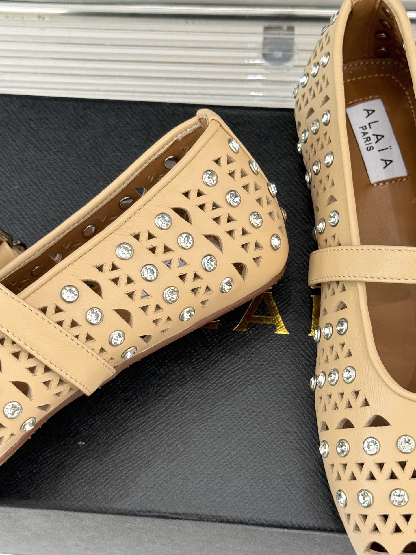 ALAIA/阿莱亚25WF新品水钻镂空玛丽珍鞋当ALAIA的匠心邂逅玛丽珍鞋的经典轮廓便诞生了这双兼具优