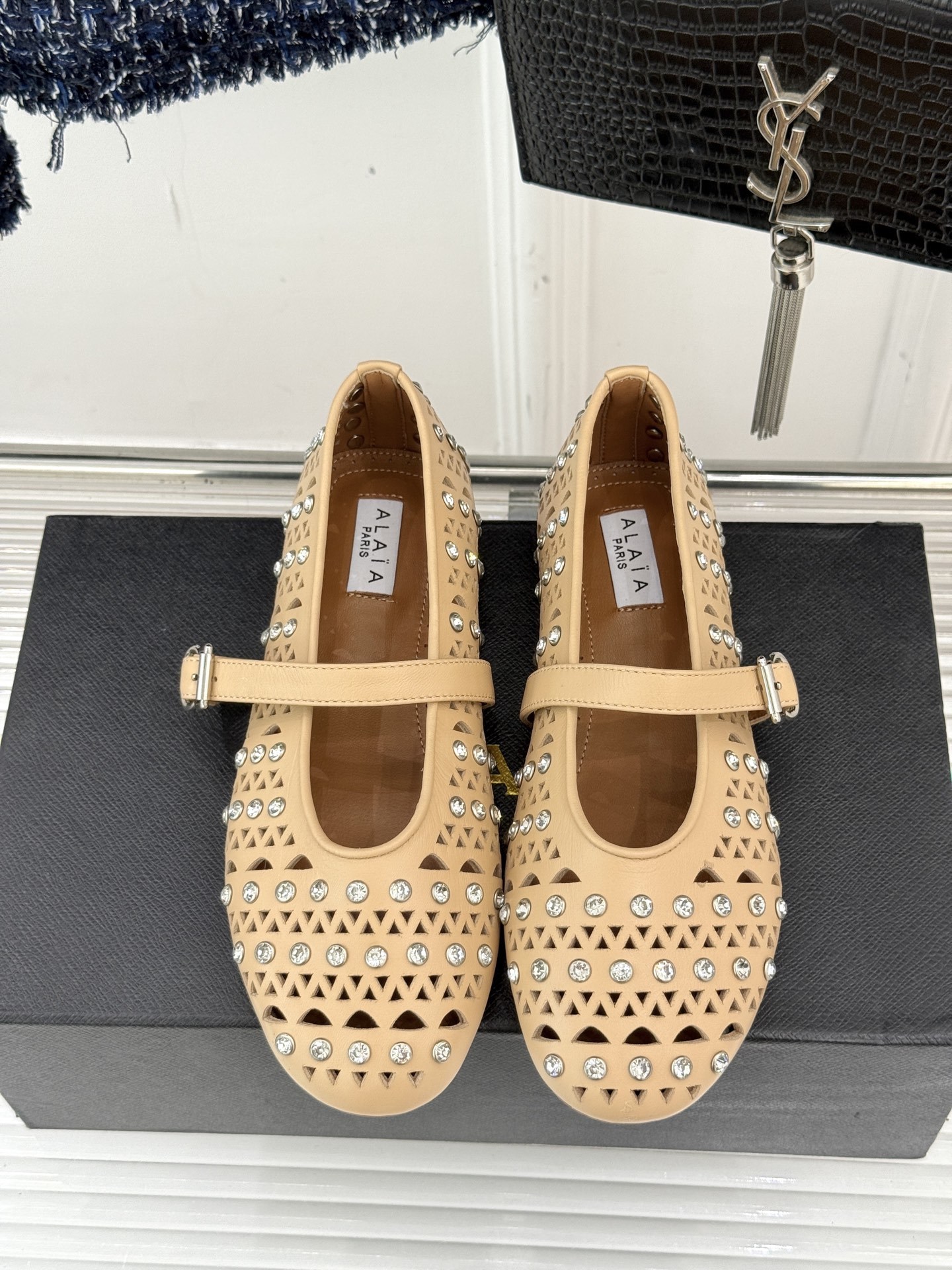 ALAIA/阿莱亚25WF新品水钻镂空玛丽珍鞋当ALAIA的匠心邂逅玛丽珍鞋的经典轮廓便诞生了这双兼具优