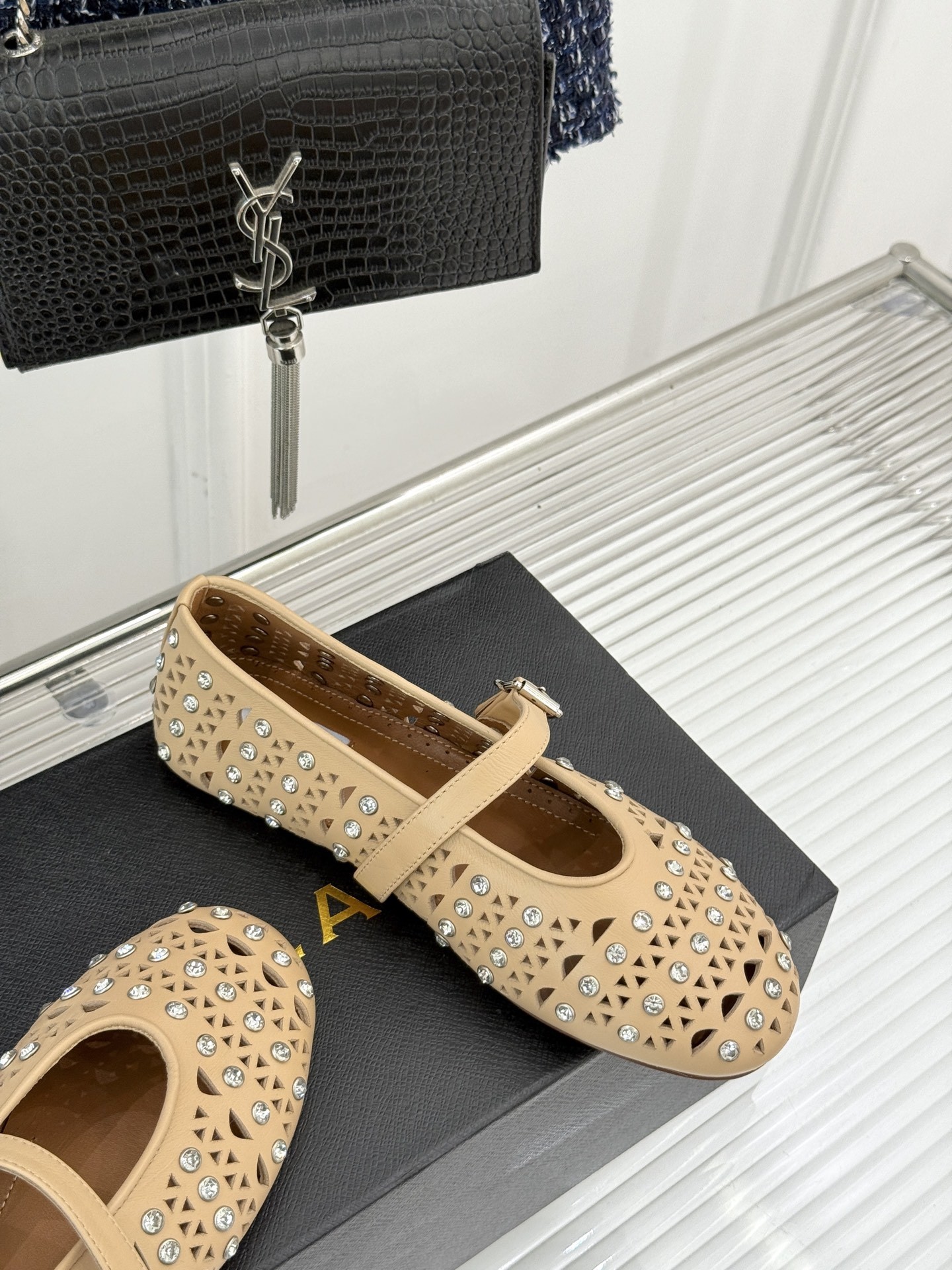 ALAIA/阿莱亚25WF新品水钻镂空玛丽珍鞋当ALAIA的匠心邂逅玛丽珍鞋的经典轮廓便诞生了这双兼具优