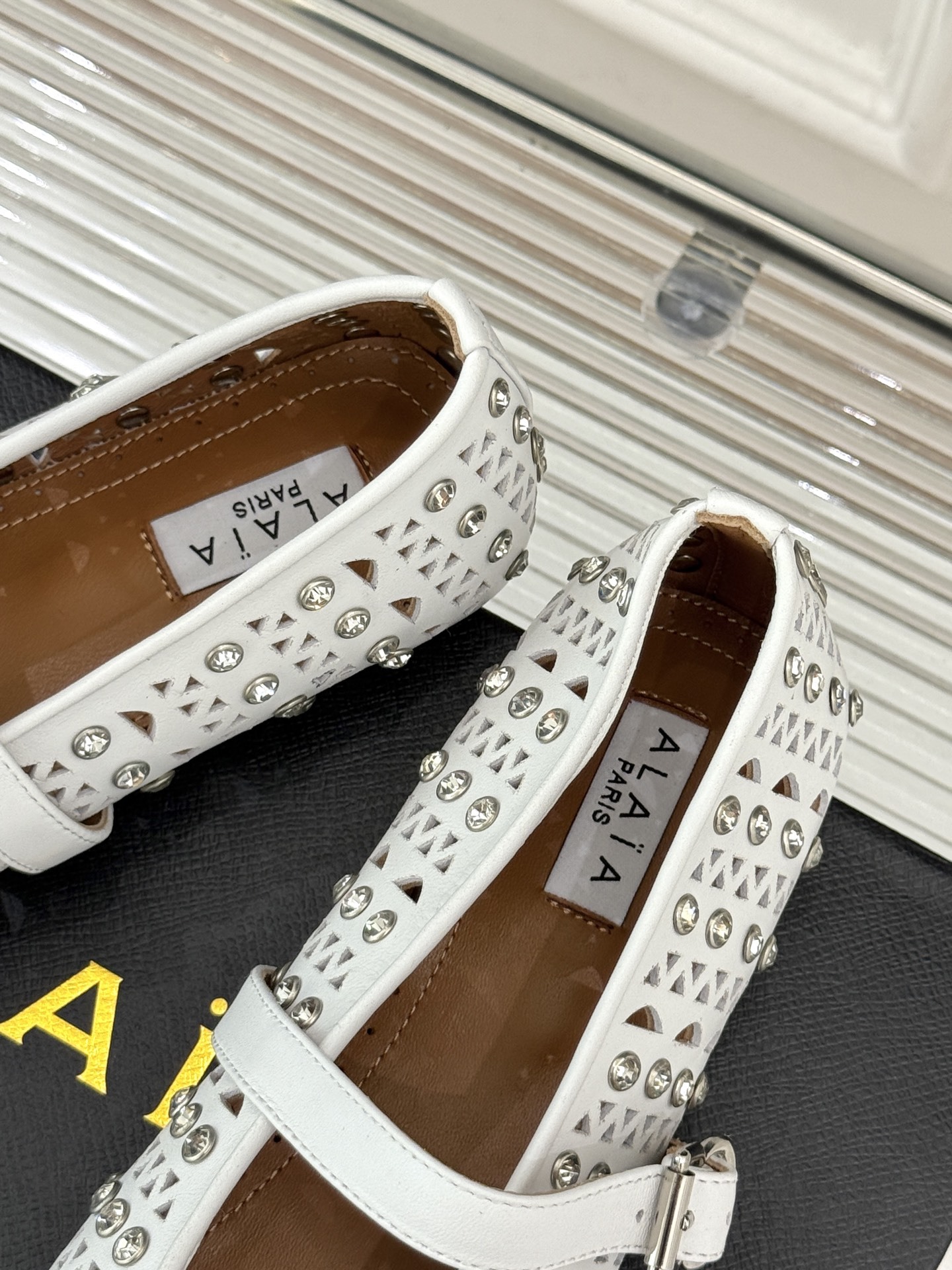 ALAIA/阿莱亚25WF新品水钻镂空玛丽珍鞋当ALAIA的匠心邂逅玛丽珍鞋的经典轮廓便诞生了这双兼具优