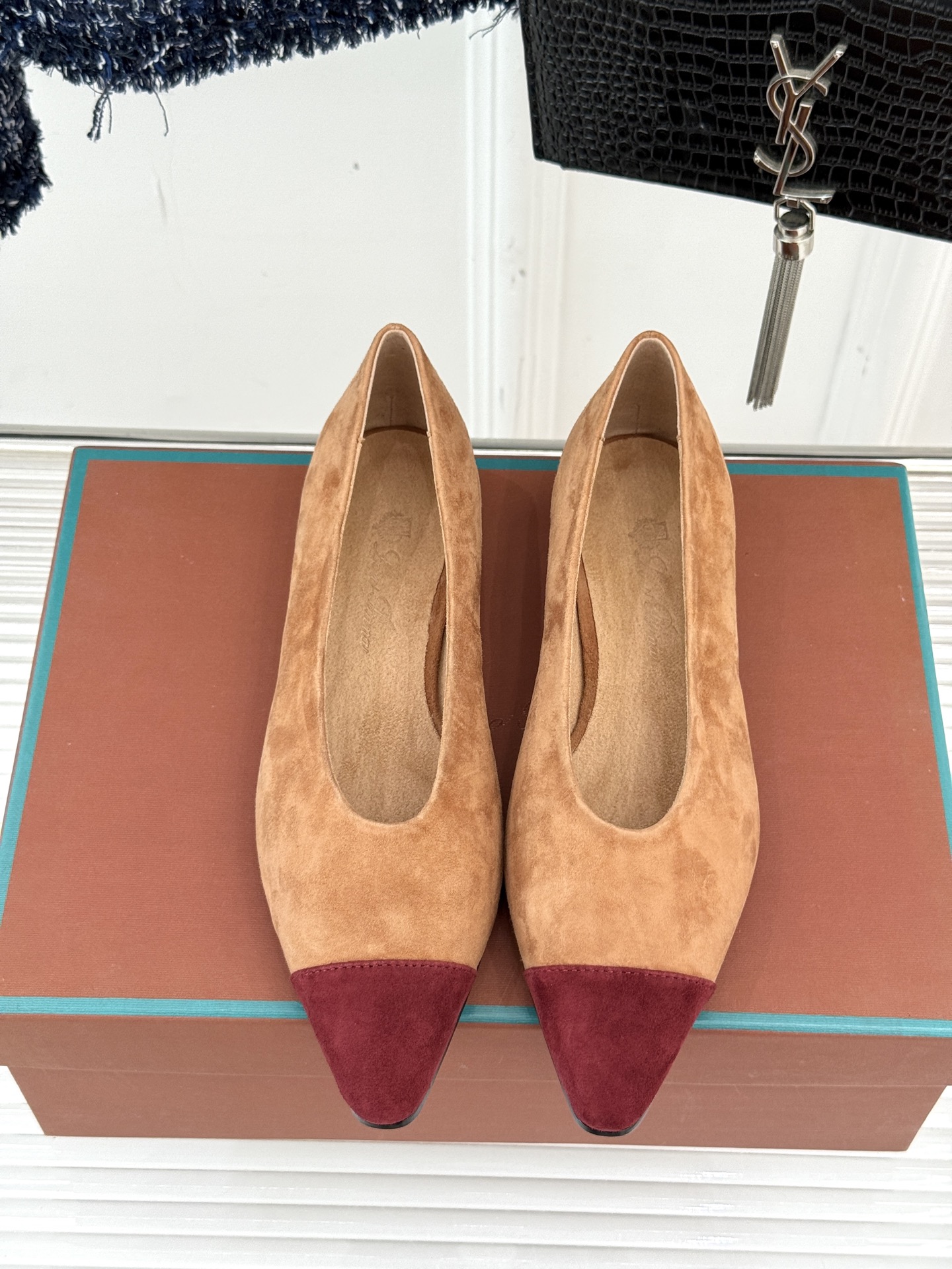 Loro Piana/ LP。 经典复古绝美女巫尖头拼色平底单鞋这双经典尖头拼色单鞋宛如一颗耀眼的星芒以