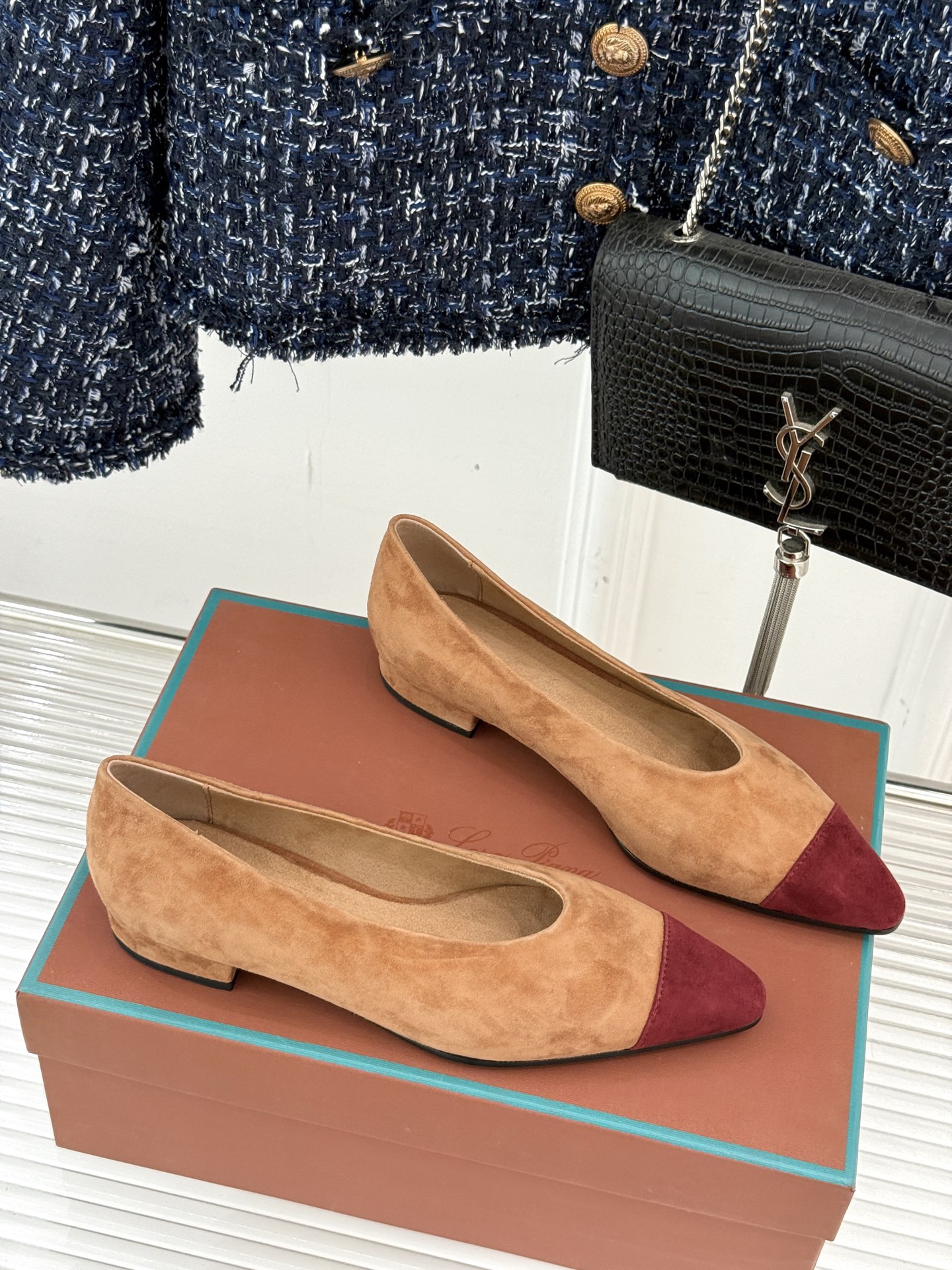 Loro Piana/ LP。 经典复古绝美女巫尖头拼色平底单鞋这双经典尖头拼色单鞋宛如一颗耀眼的星芒以