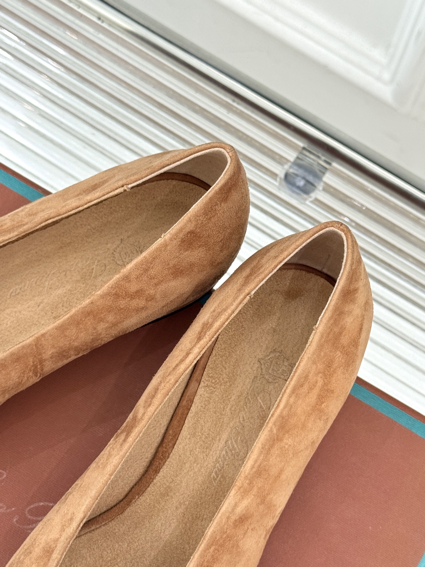 Loro Piana/ LP。 经典复古绝美女巫尖头拼色平底单鞋这双经典尖头拼色单鞋宛如一颗耀眼的星芒以