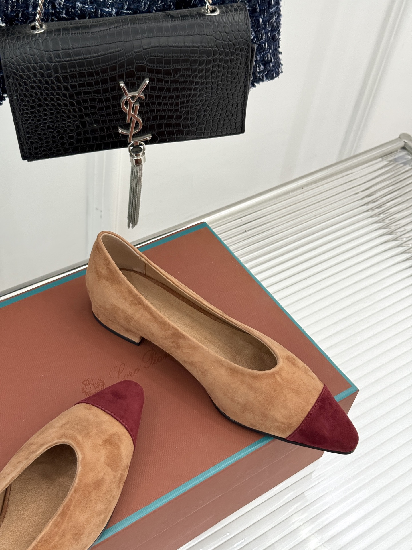 Loro Piana/ LP。 经典复古绝美女巫尖头拼色平底单鞋这双经典尖头拼色单鞋宛如一颗耀眼的星芒以
