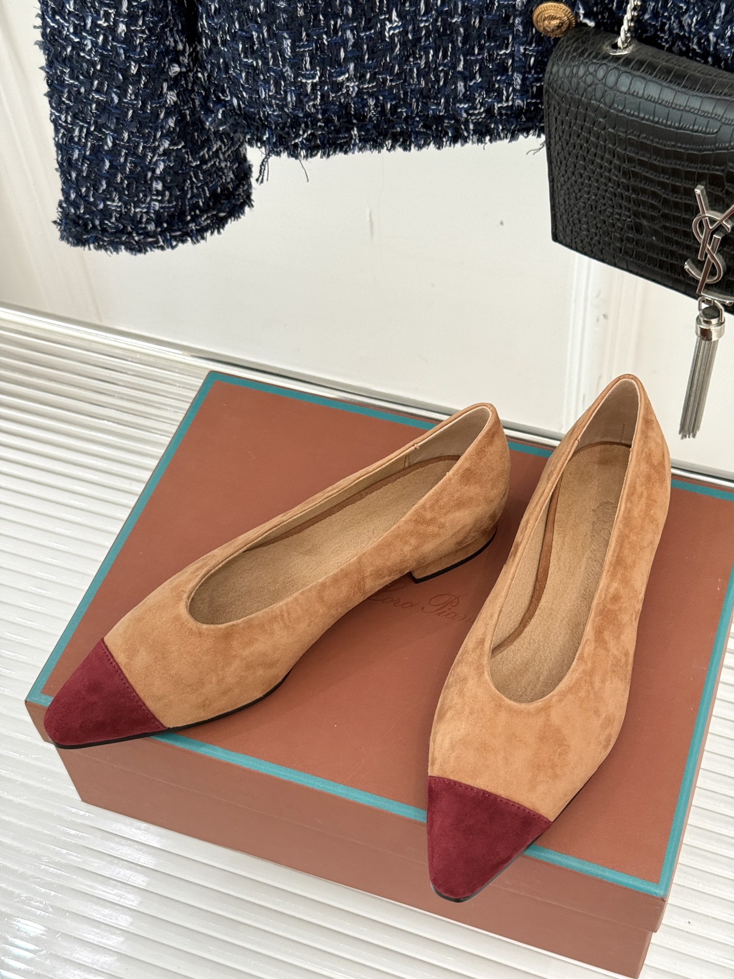 Loro Piana/ LP。 经典复古绝美女巫尖头拼色平底单鞋这双经典尖头拼色单鞋宛如一颗耀眼的星芒以
