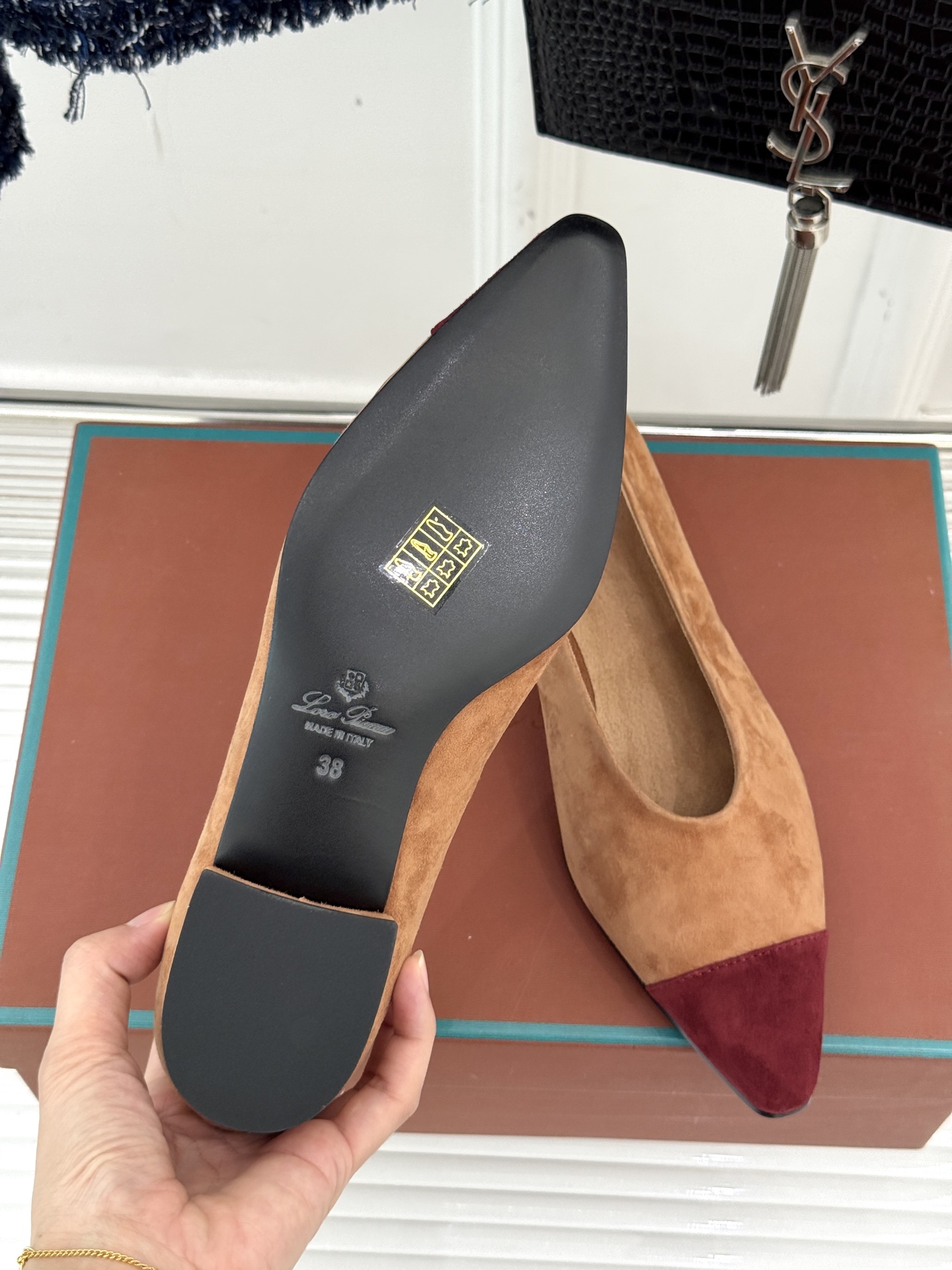 Loro Piana/ LP。 经典复古绝美女巫尖头拼色平底单鞋这双经典尖头拼色单鞋宛如一颗耀眼的星芒以