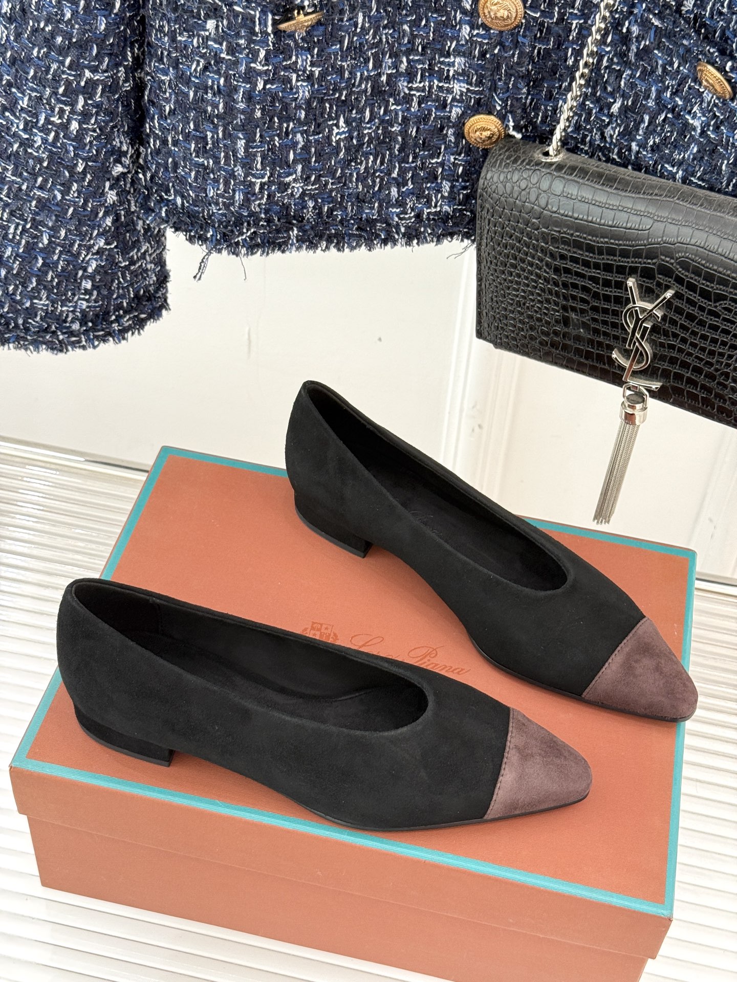 Loro Piana/ LP。 经典复古绝美女巫尖头拼色平底单鞋这双经典尖头拼色单鞋宛如一颗耀眼的星芒以