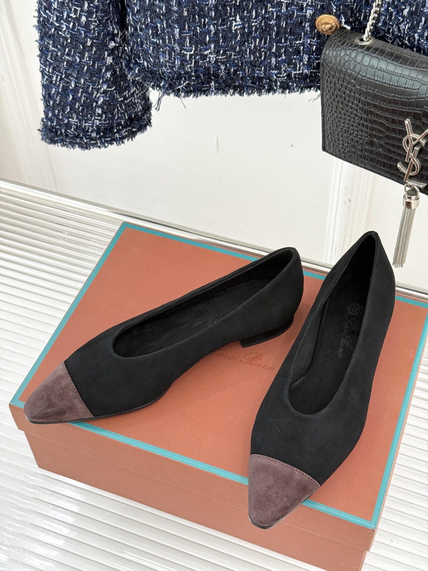 Loro Piana/ LP。 经典复古绝美女巫尖头拼色平底单鞋这双经典尖头拼色单鞋宛如一颗耀眼的星芒以
