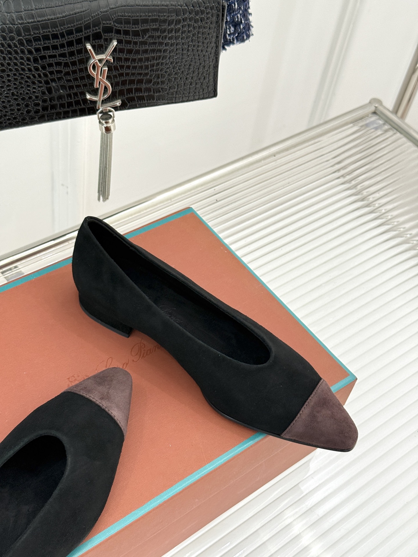Loro Piana/ LP。 经典复古绝美女巫尖头拼色平底单鞋这双经典尖头拼色单鞋宛如一颗耀眼的星芒以