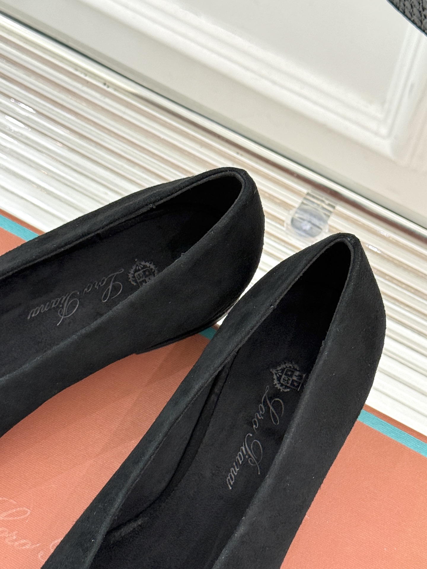 Loro Piana/ LP。 经典复古绝美女巫尖头拼色平底单鞋这双经典尖头拼色单鞋宛如一颗耀眼的星芒以