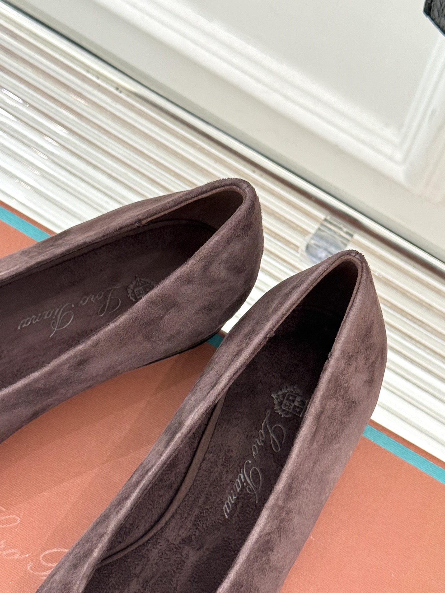 Loro Piana/ LP。 经典复古绝美女巫尖头拼色平底单鞋这双经典尖头拼色单鞋宛如一颗耀眼的星芒以