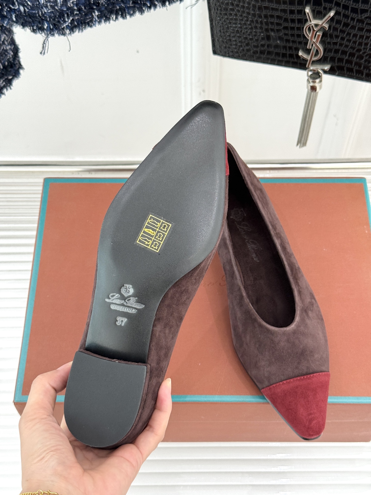 Loro Piana/ LP。 经典复古绝美女巫尖头拼色平底单鞋这双经典尖头拼色单鞋宛如一颗耀眼的星芒以