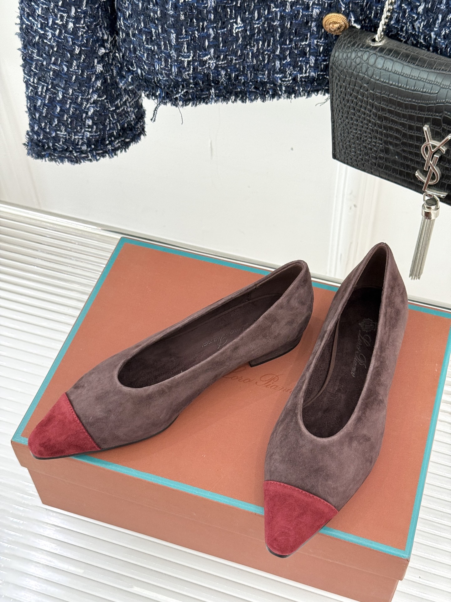 Loro Piana/ LP。 经典复古绝美女巫尖头拼色平底单鞋这双经典尖头拼色单鞋宛如一颗耀眼的星芒以