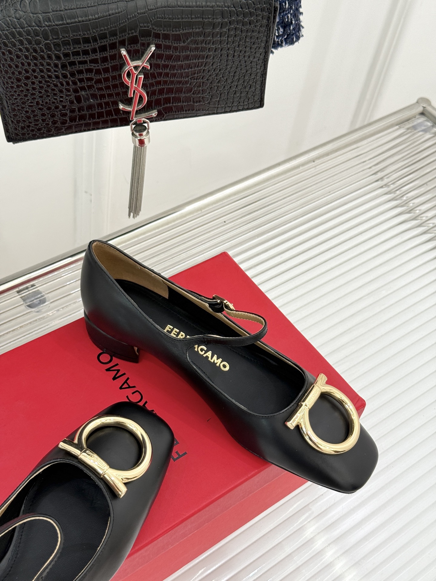 Ferragamo/菲拉格慕大金属扣方头粗跟玛丽珍鞋以经典之名 演绎当代优雅。标志性大金属扣闪耀鞋身瞬间