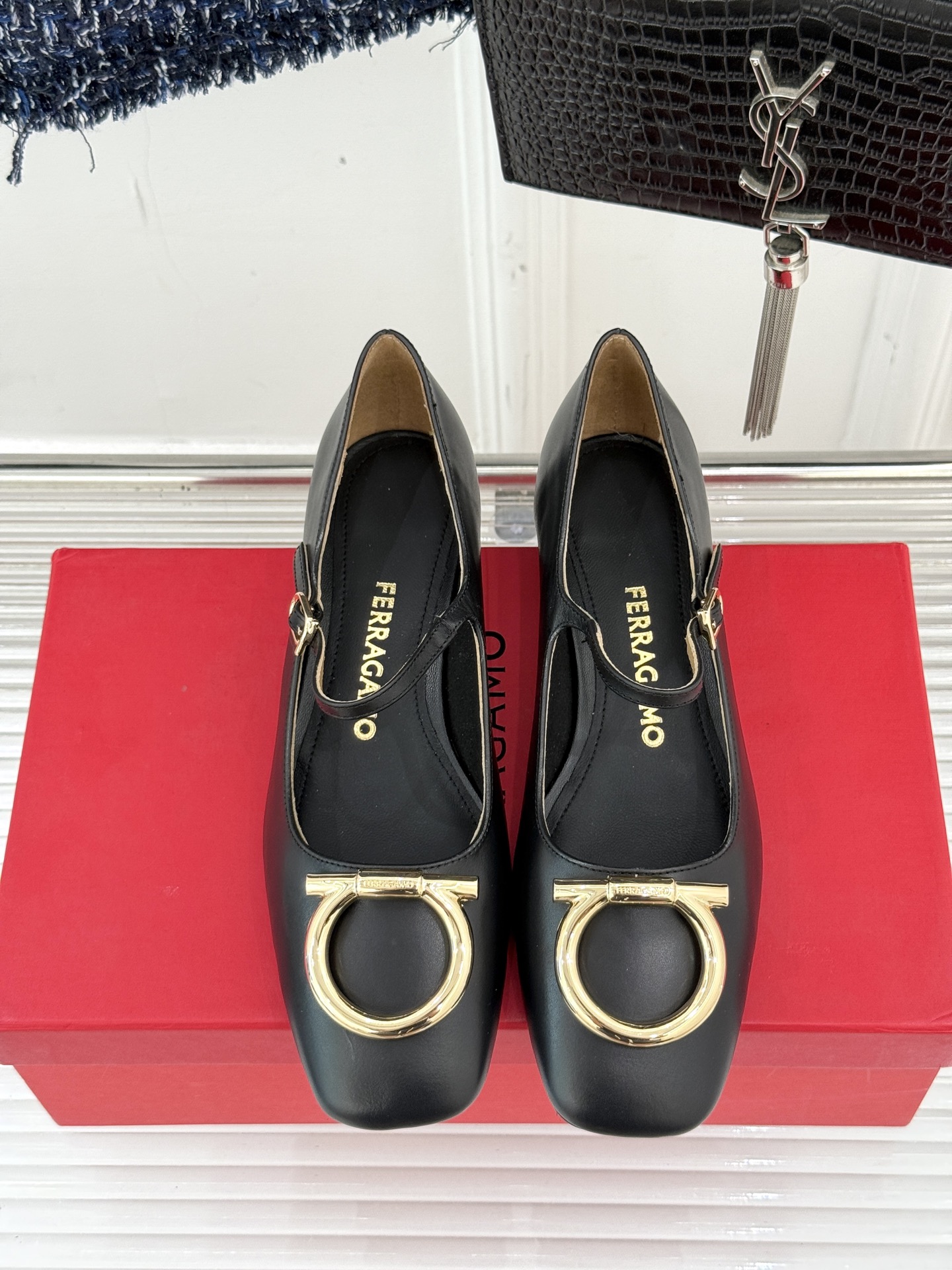 Ferragamo/菲拉格慕大金属扣方头粗跟玛丽珍鞋以经典之名 演绎当代优雅。标志性大金属扣闪耀鞋身瞬间