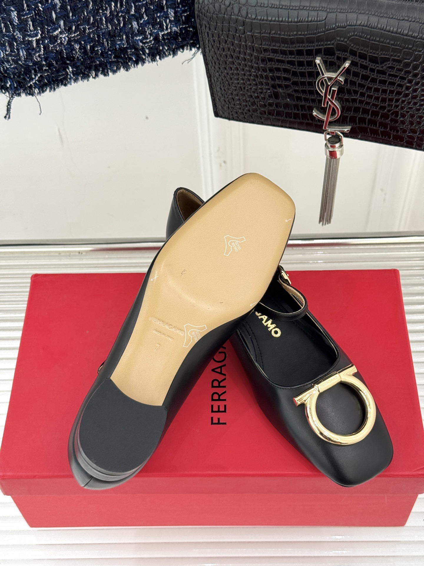 Ferragamo/菲拉格慕大金属扣方头粗跟玛丽珍鞋以经典之名 演绎当代优雅。标志性大金属扣闪耀鞋身瞬间