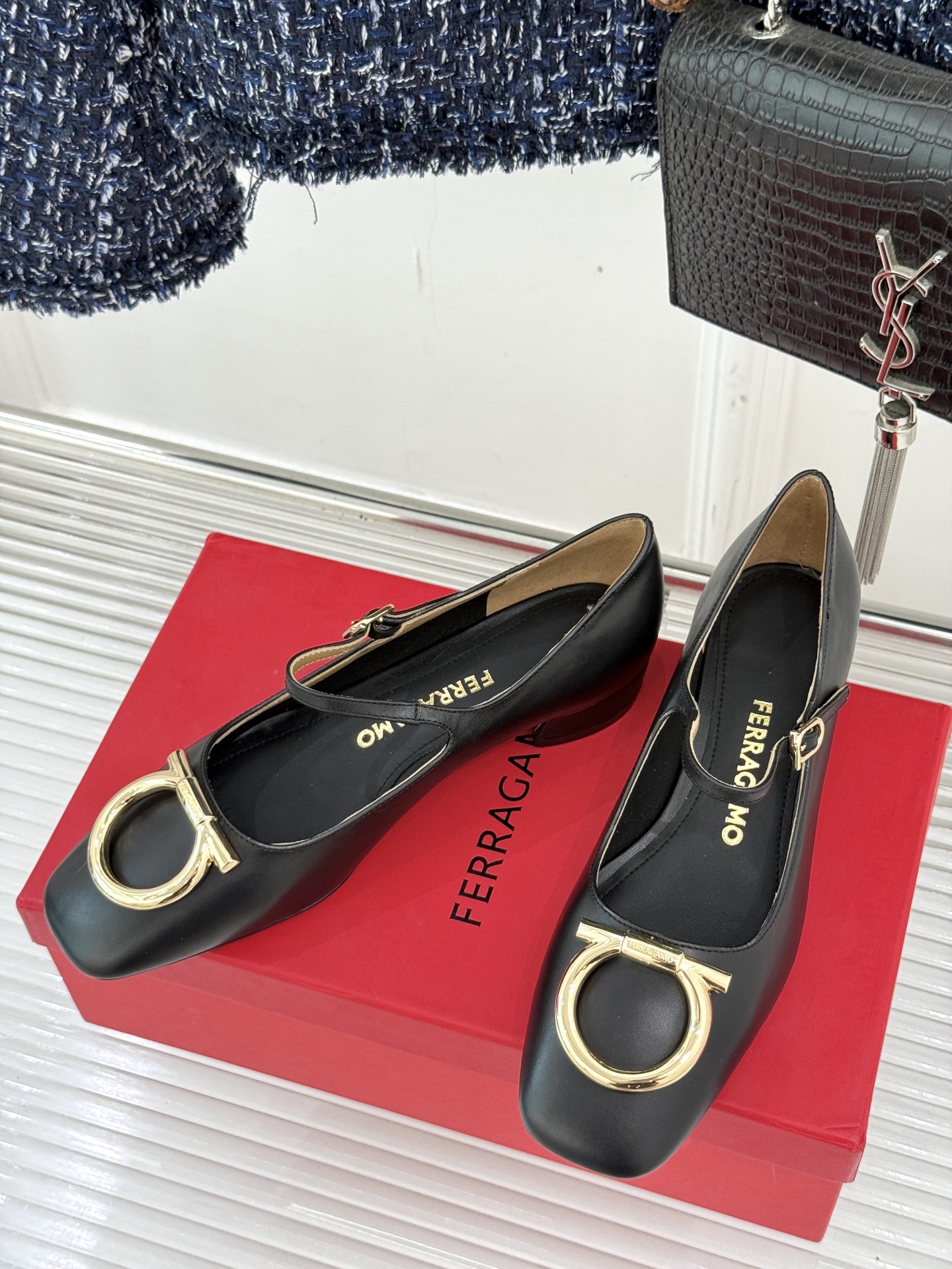 Ferragamo/菲拉格慕大金属扣方头粗跟玛丽珍鞋以经典之名 演绎当代优雅。标志性大金属扣闪耀鞋身瞬间