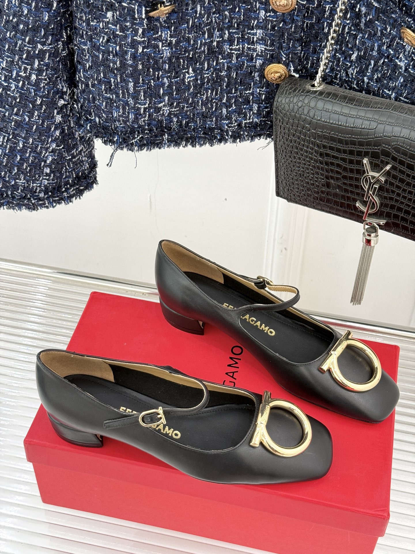Ferragamo/菲拉格慕大金属扣方头粗跟玛丽珍鞋以经典之名 演绎当代优雅。标志性大金属扣闪耀鞋身瞬间