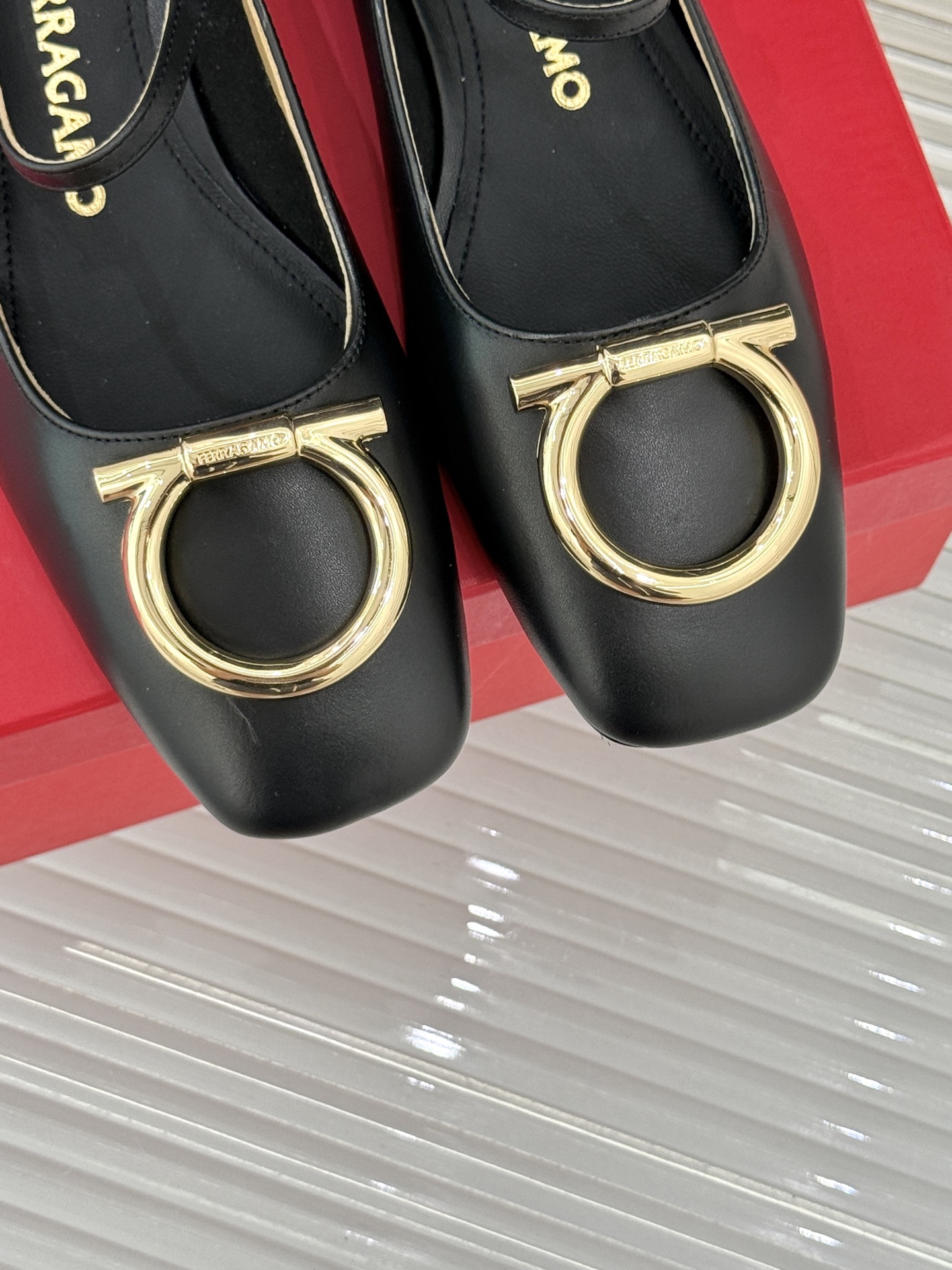 Ferragamo/菲拉格慕大金属扣方头粗跟玛丽珍鞋以经典之名 演绎当代优雅。标志性大金属扣闪耀鞋身瞬间