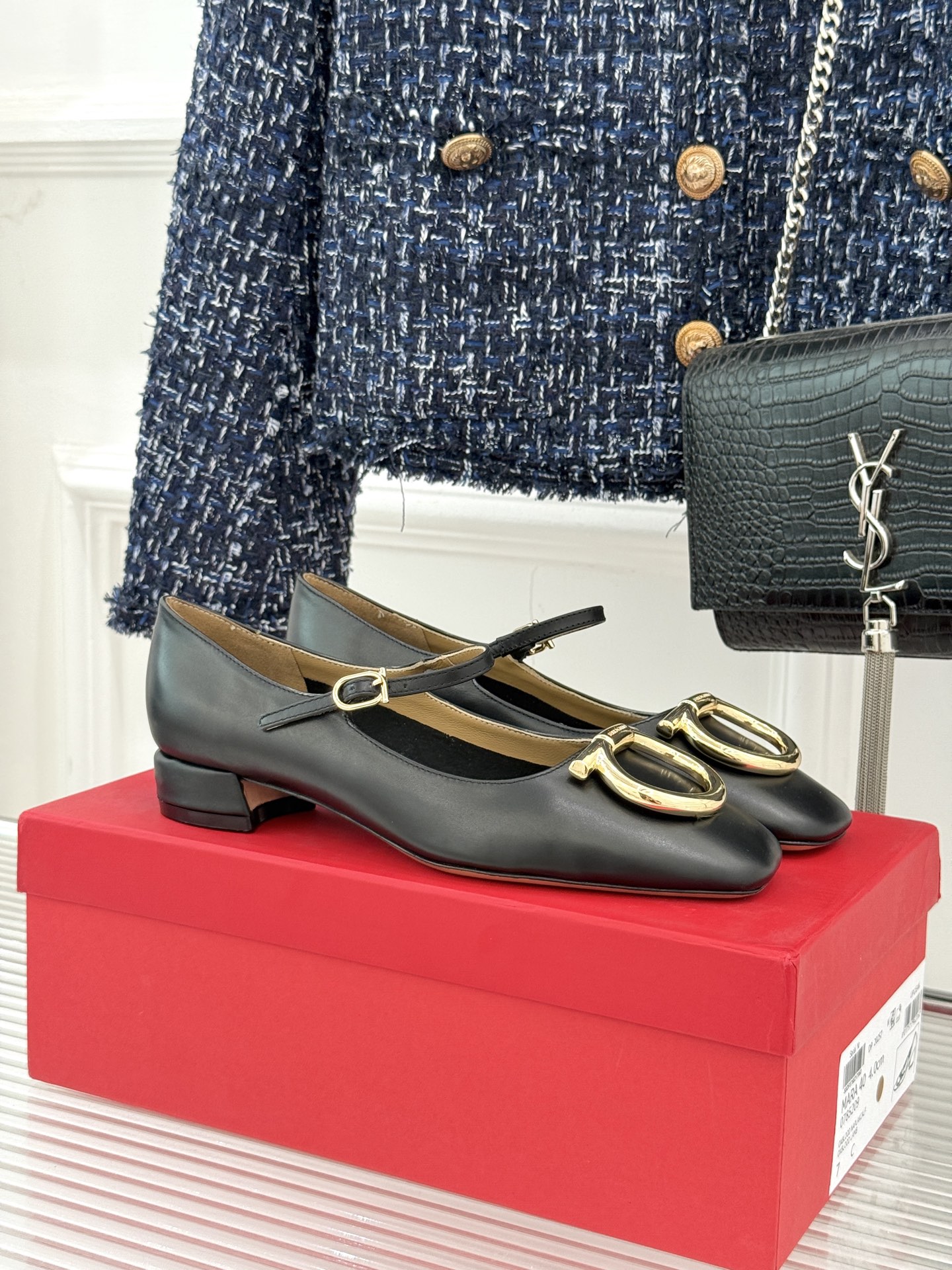 Ferragamo/菲拉格慕大金属扣方头粗跟玛丽珍鞋以经典之名 演绎当代优雅。标志性大金属扣闪耀鞋身瞬间
