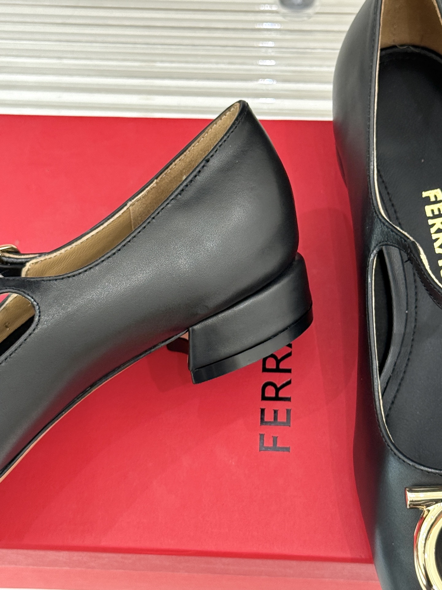 Ferragamo/菲拉格慕大金属扣方头粗跟玛丽珍鞋以经典之名 演绎当代优雅。标志性大金属扣闪耀鞋身瞬间
