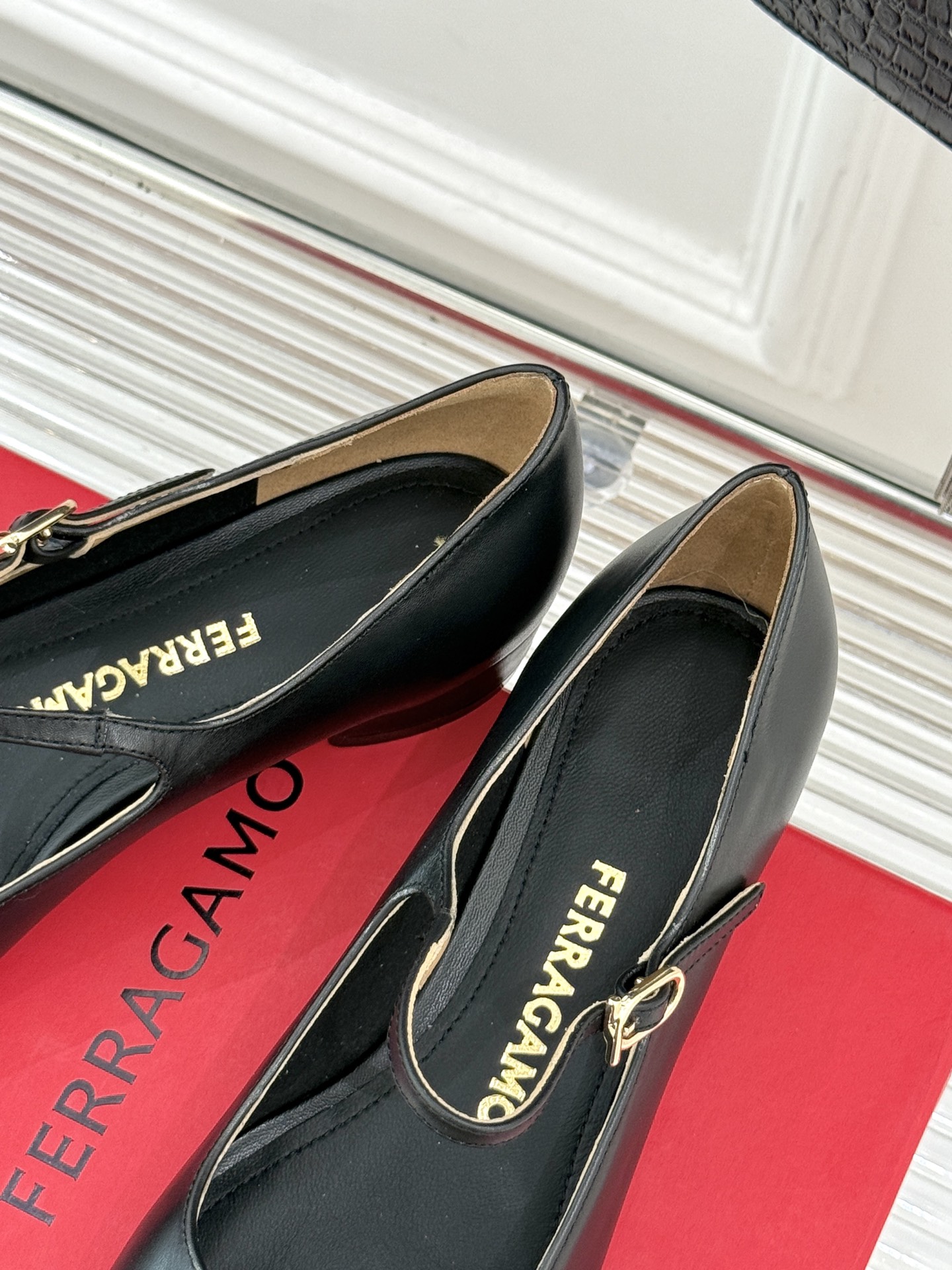 Ferragamo/菲拉格慕大金属扣方头粗跟玛丽珍鞋以经典之名 演绎当代优雅。标志性大金属扣闪耀鞋身瞬间